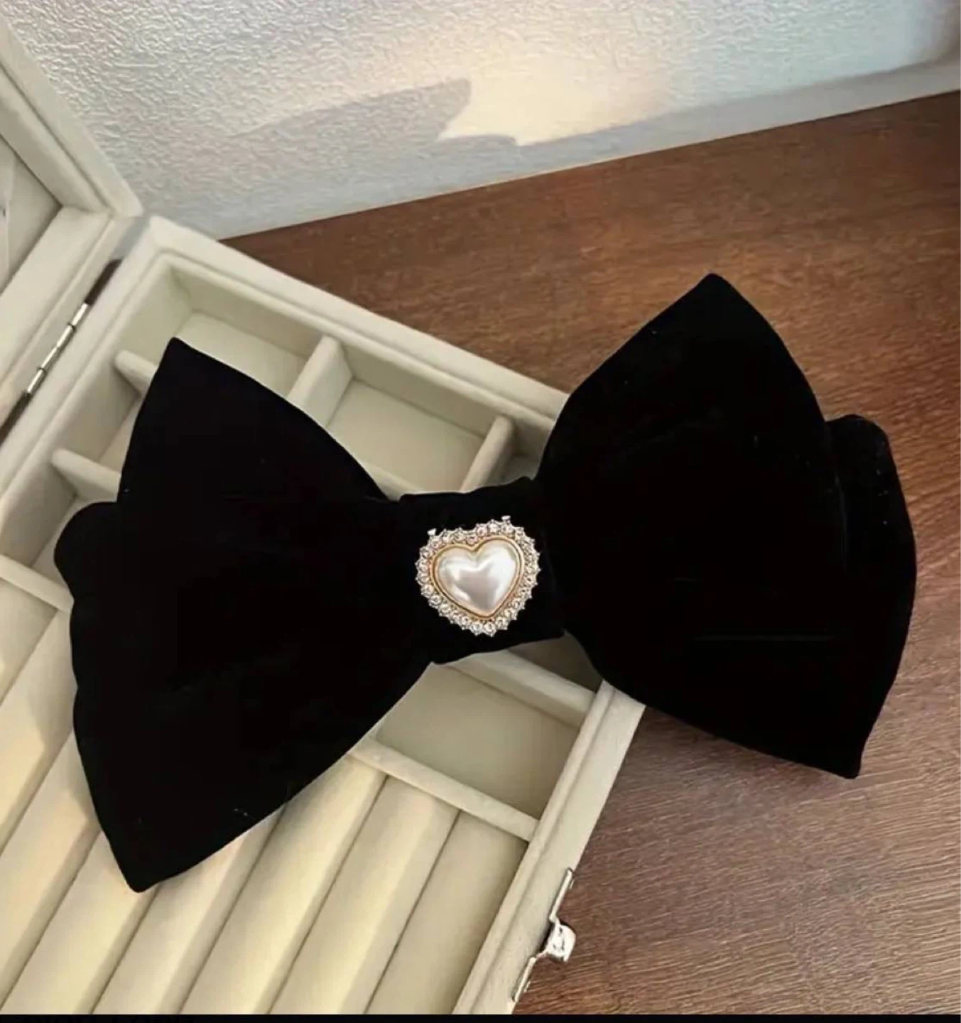 Black velvet bow with a pearl heart - photo 4