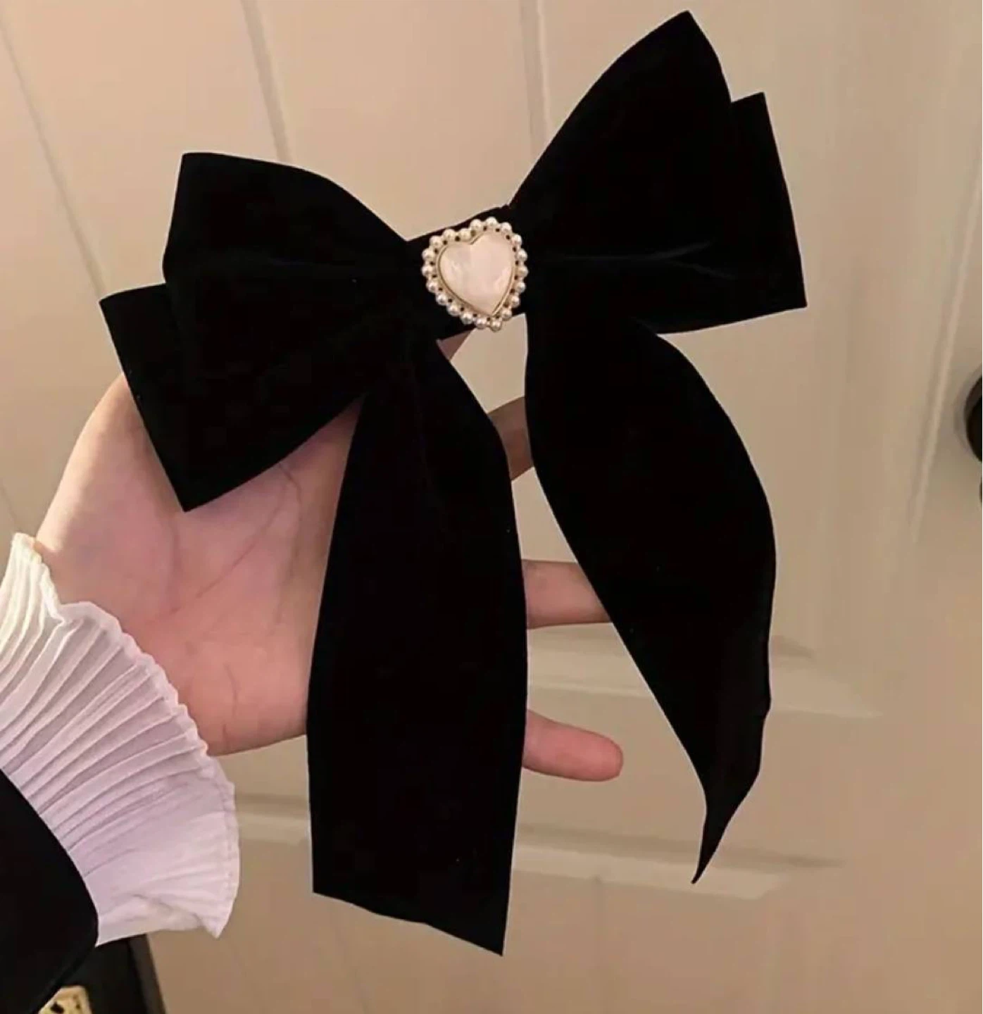 Black velvet bow with a pearl heart - photo 3