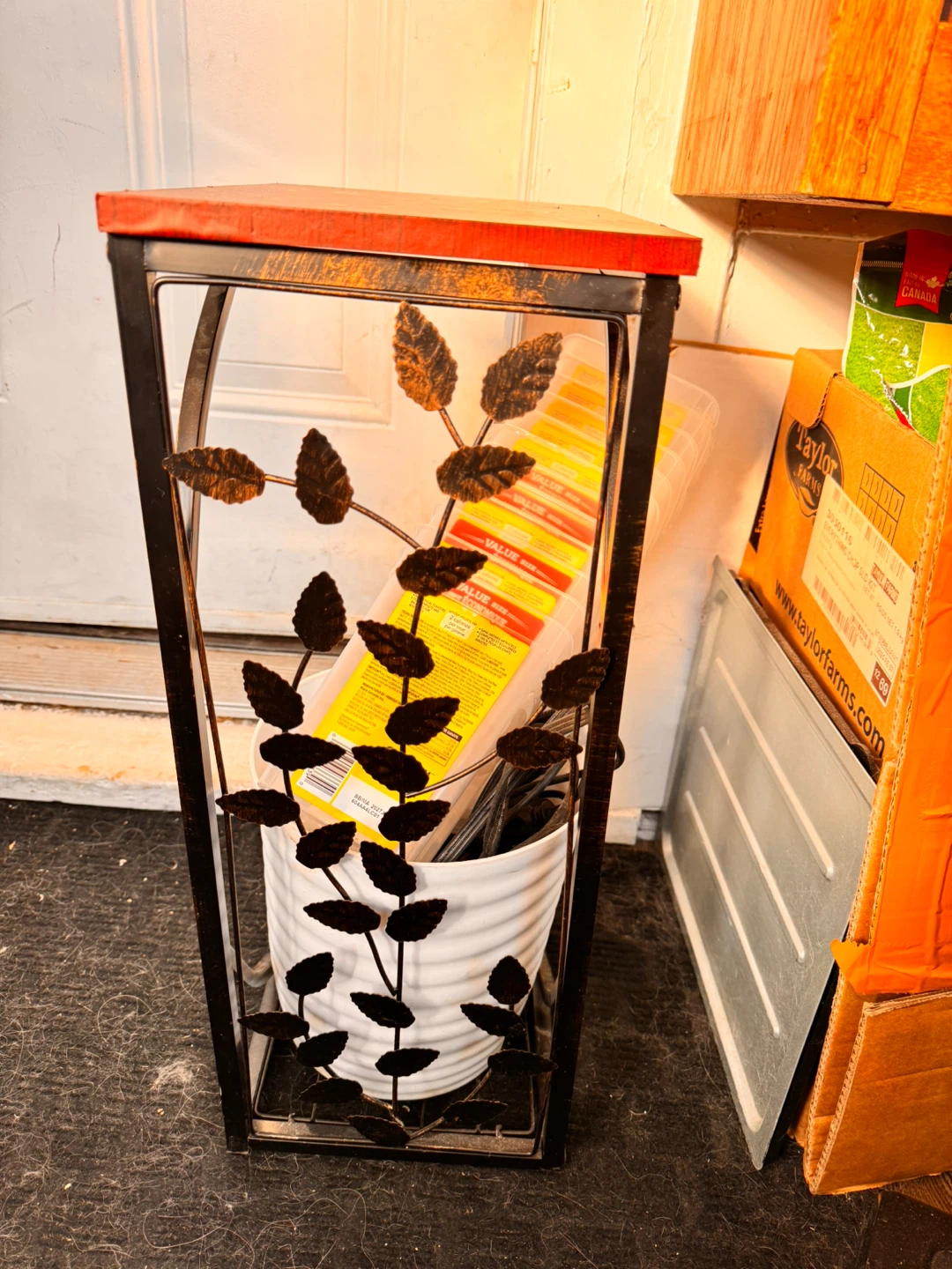 Decorative Metal Leaf plant shelf - photo 5