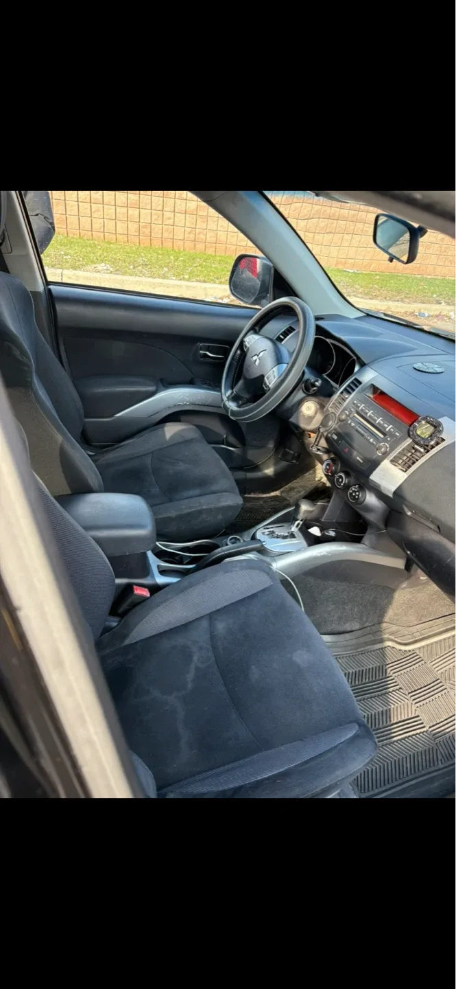 Black Mitsubishi Outlander SUV - photo 4