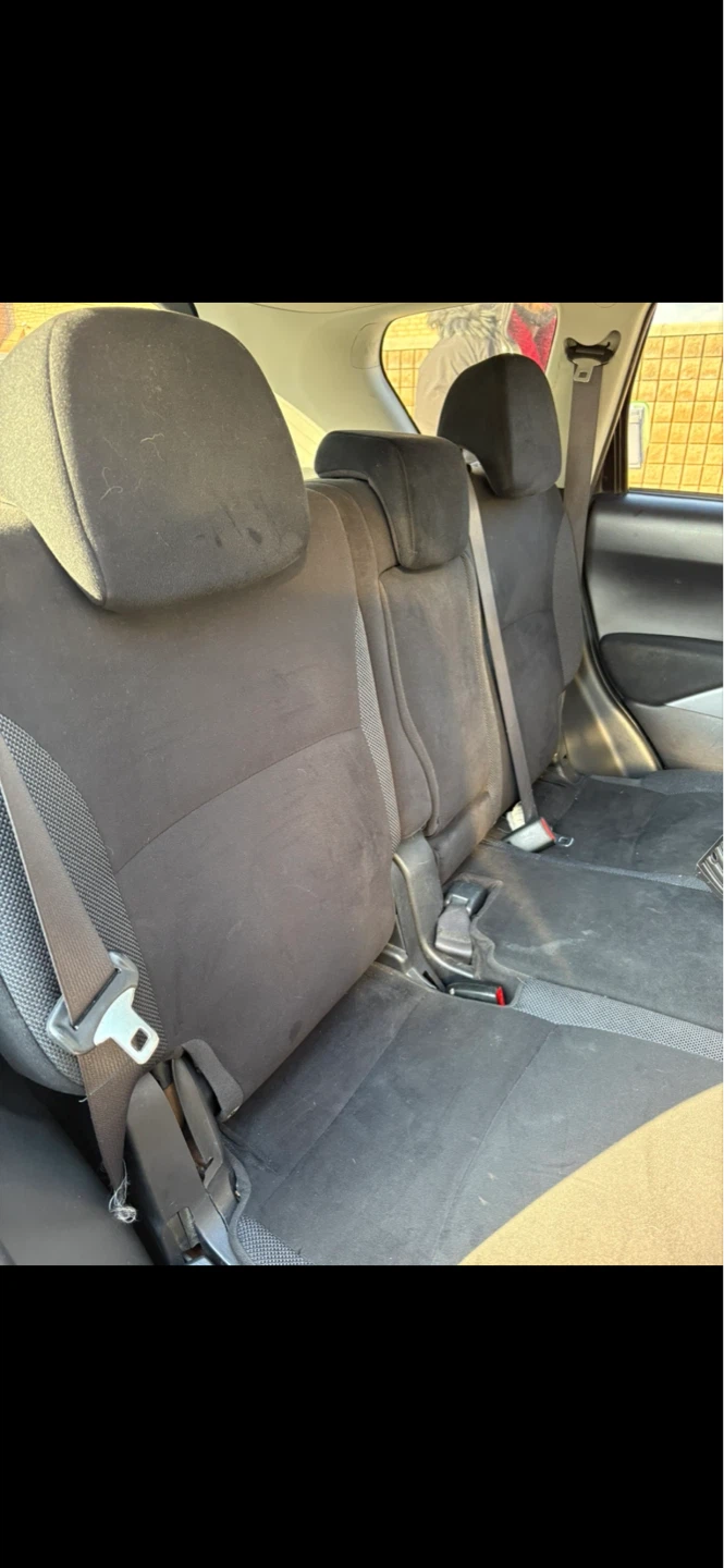 Black Mitsubishi Outlander SUV - photo 3
