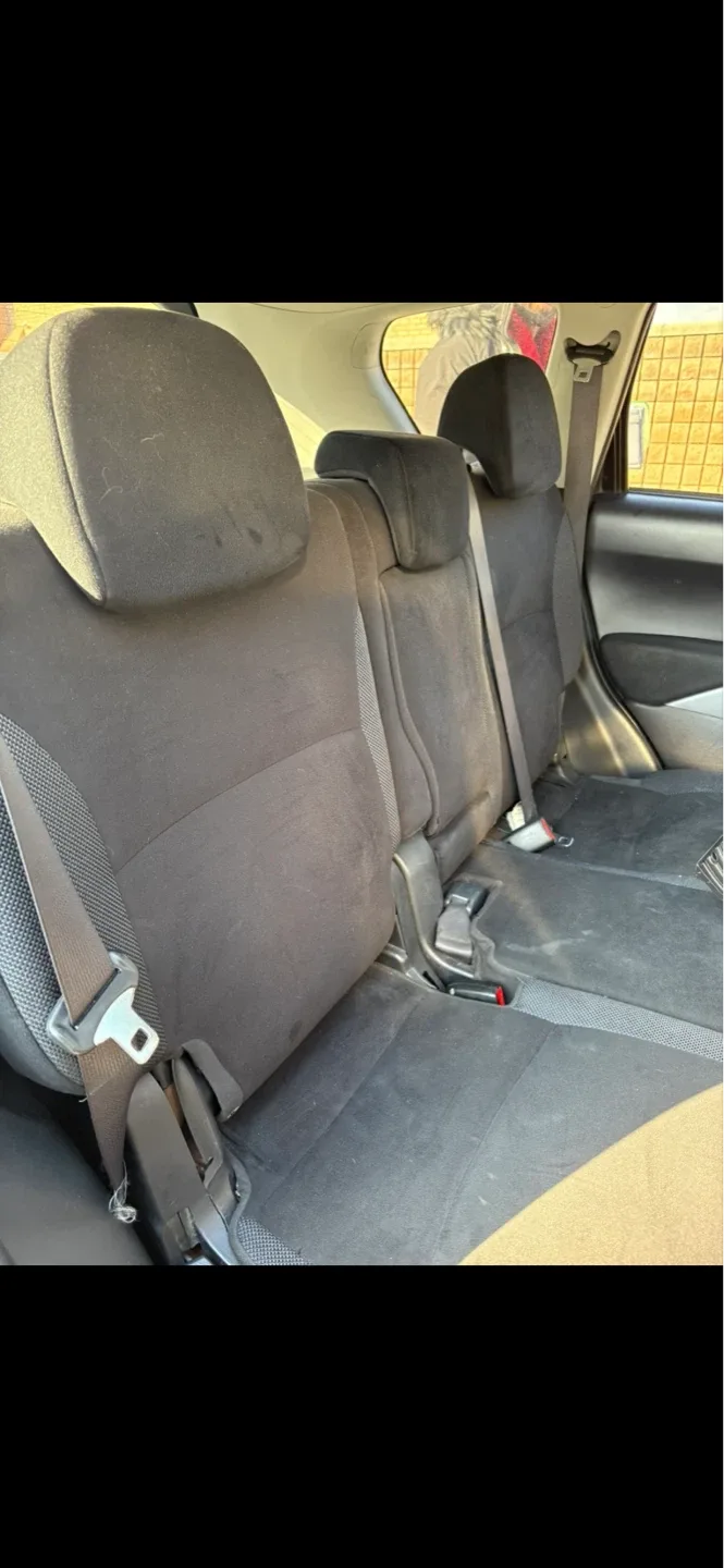 Black Mitsubishi Outlander SUV - photo 3
