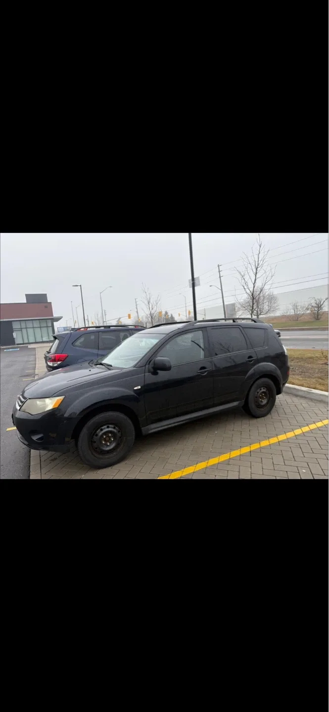 Black Mitsubishi Outlander SUV - photo 5