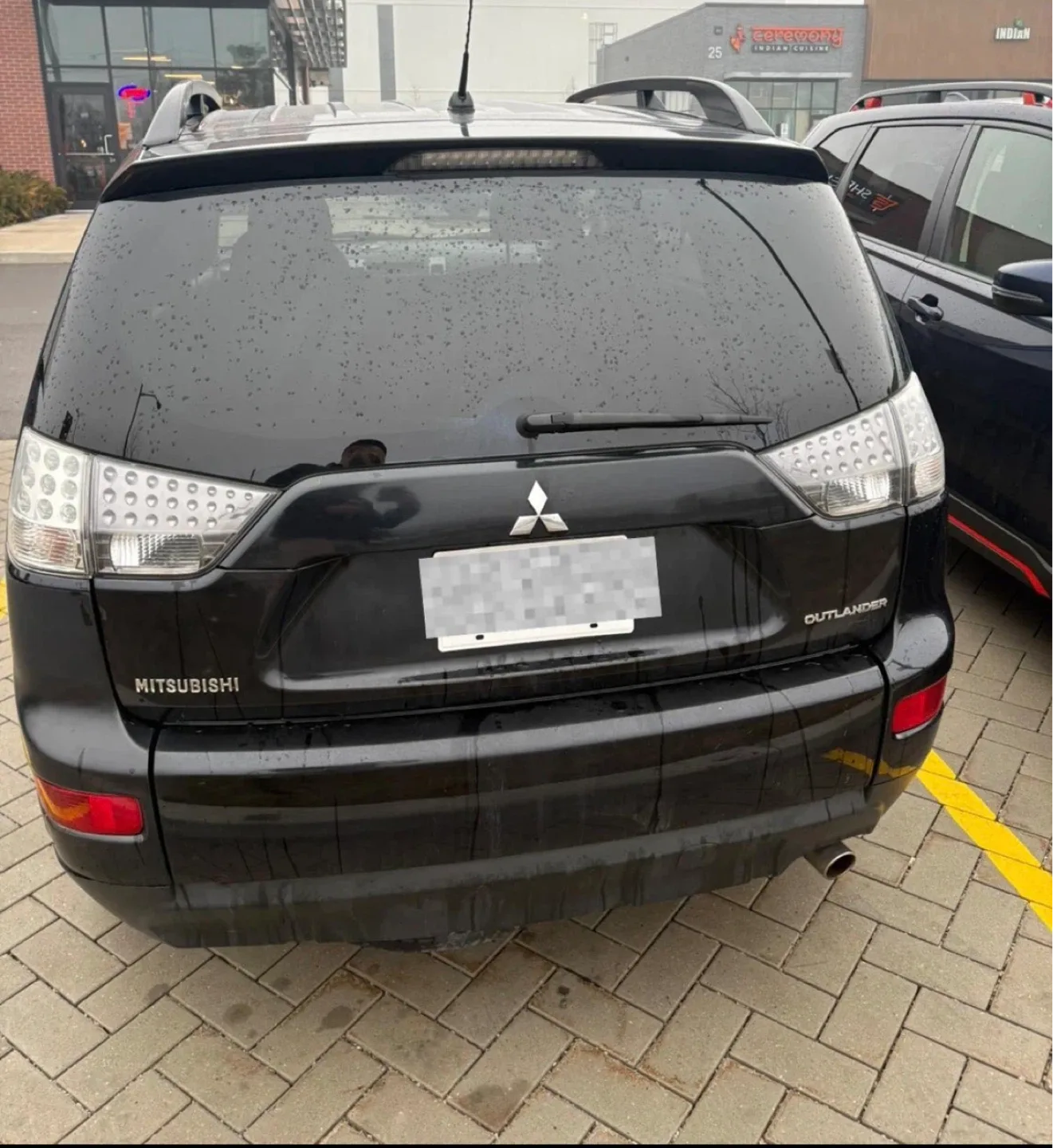 Black Mitsubishi Outlander SUV - photo 2