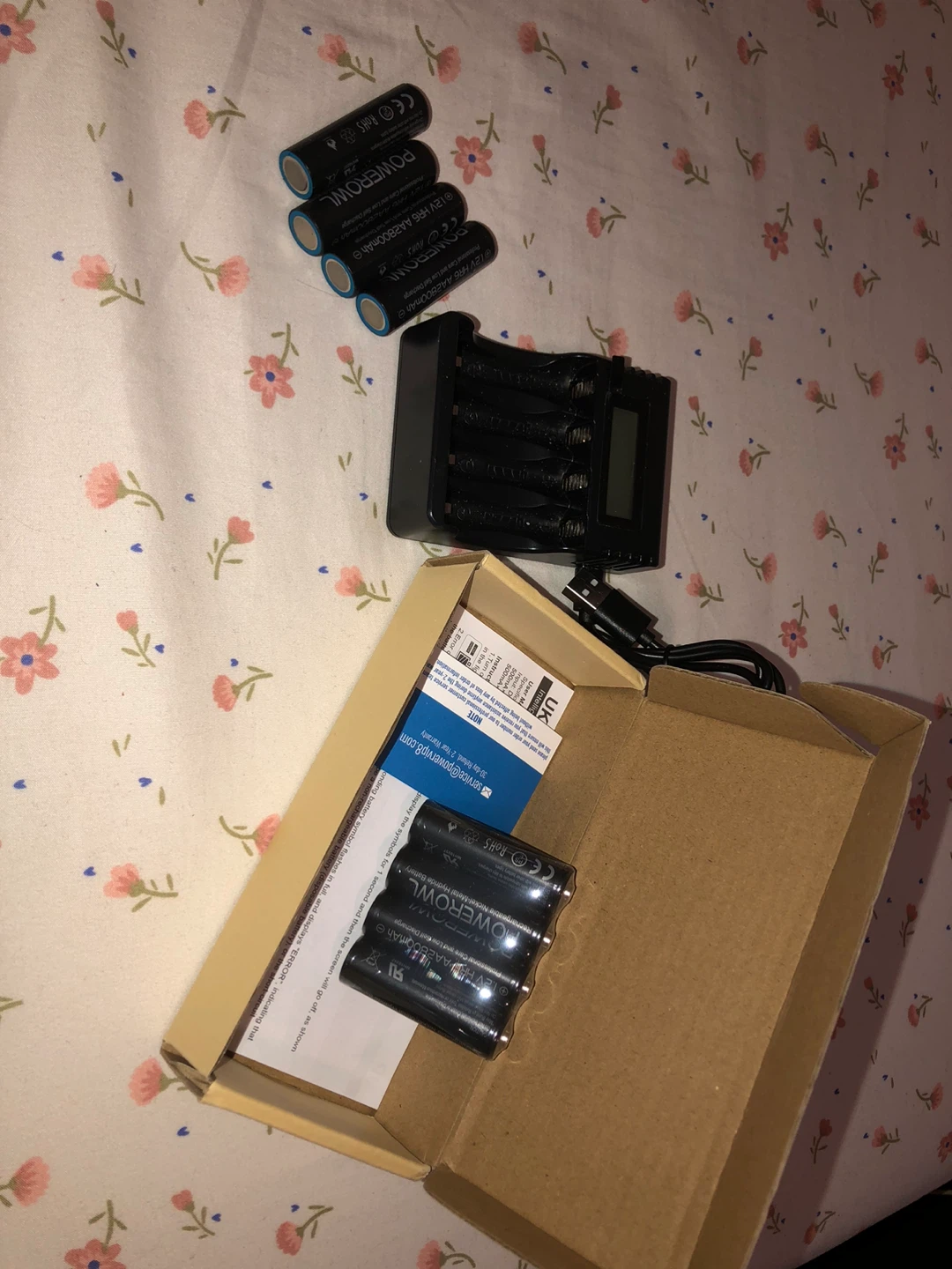 AA Battery Charger with 8 Rechargeable Batteries - photo 2