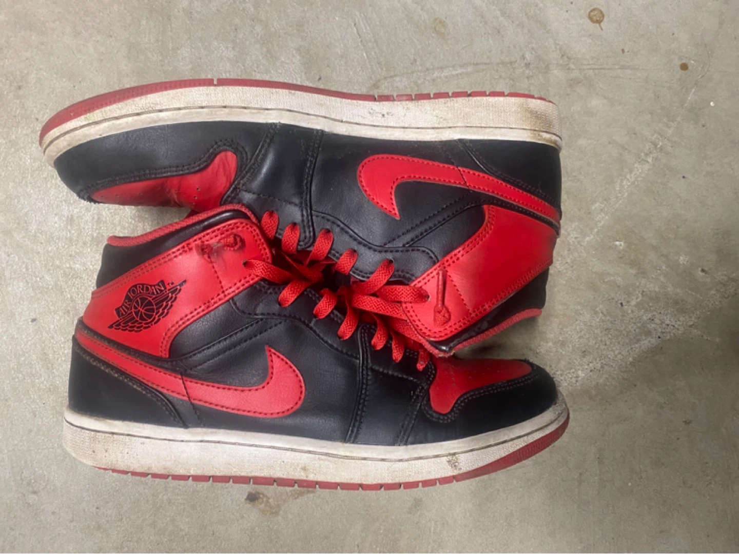 Air Jordan 1 Mid Black Red Sneakers