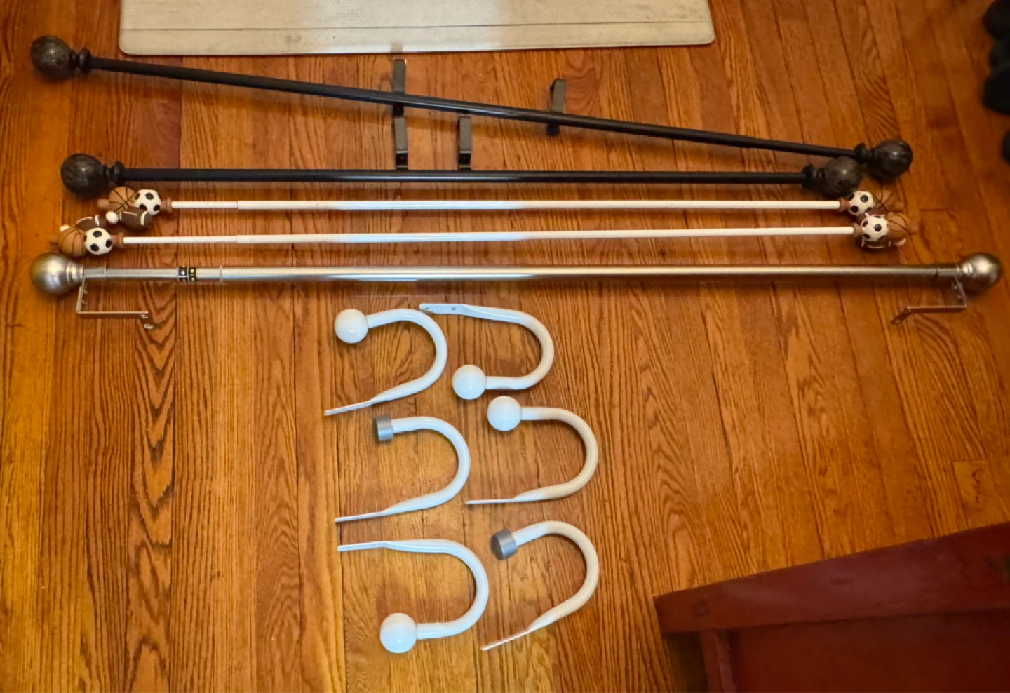 Adjustable Curtain Rod Set with Decorative Finials