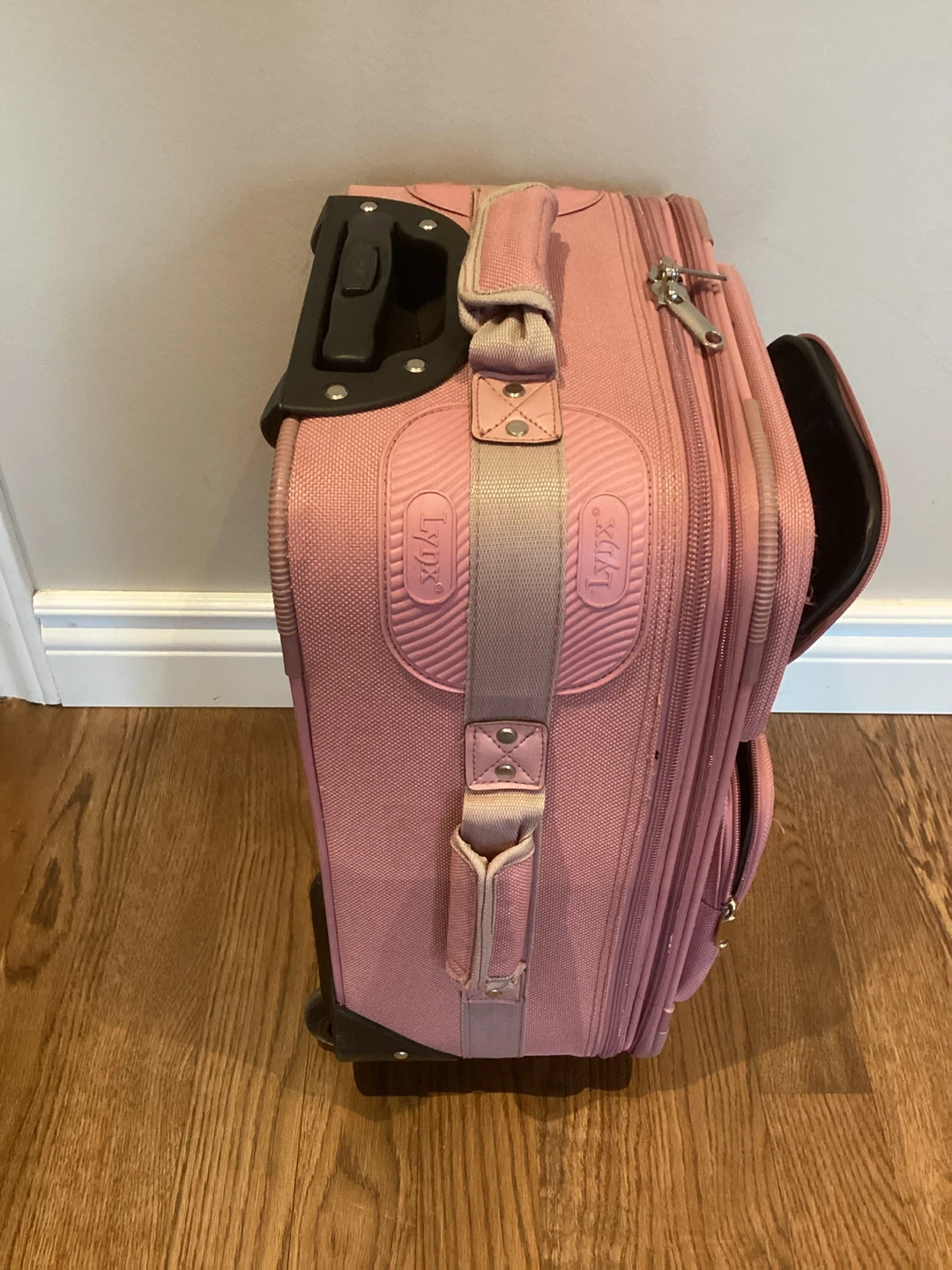 GREAT LIKE NEW 19.5” TALL CARRY ON SIZE SUITCASE (SEE LISTING) - photo 3
