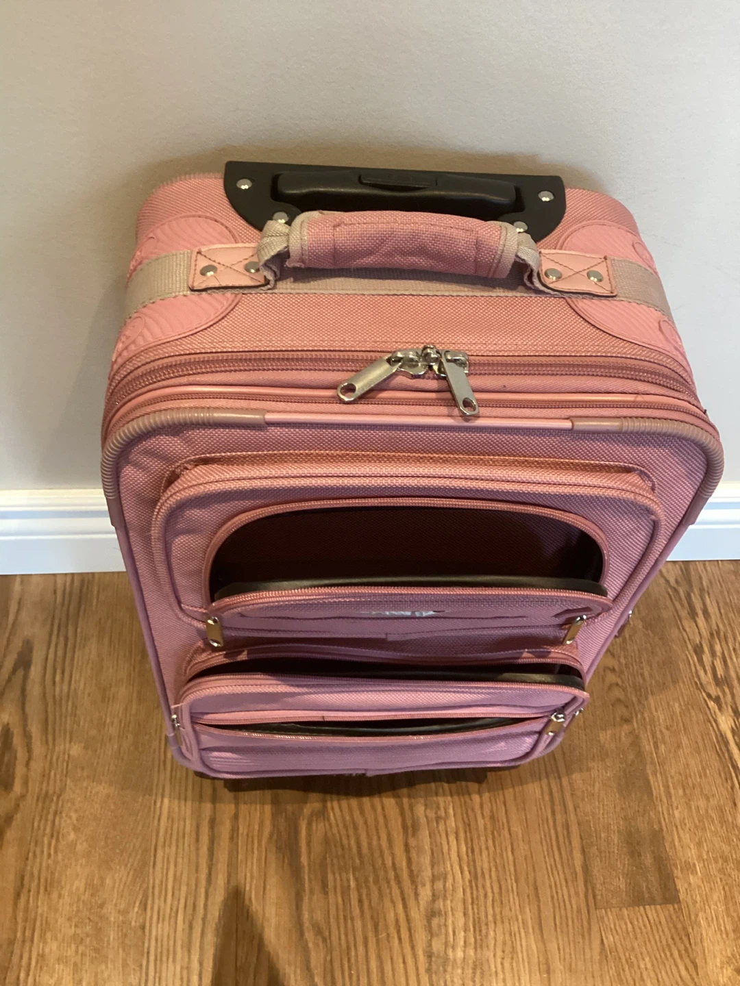 GREAT LIKE NEW 19.5” TALL CARRY ON SIZE SUITCASE (SEE LISTING) - photo 4