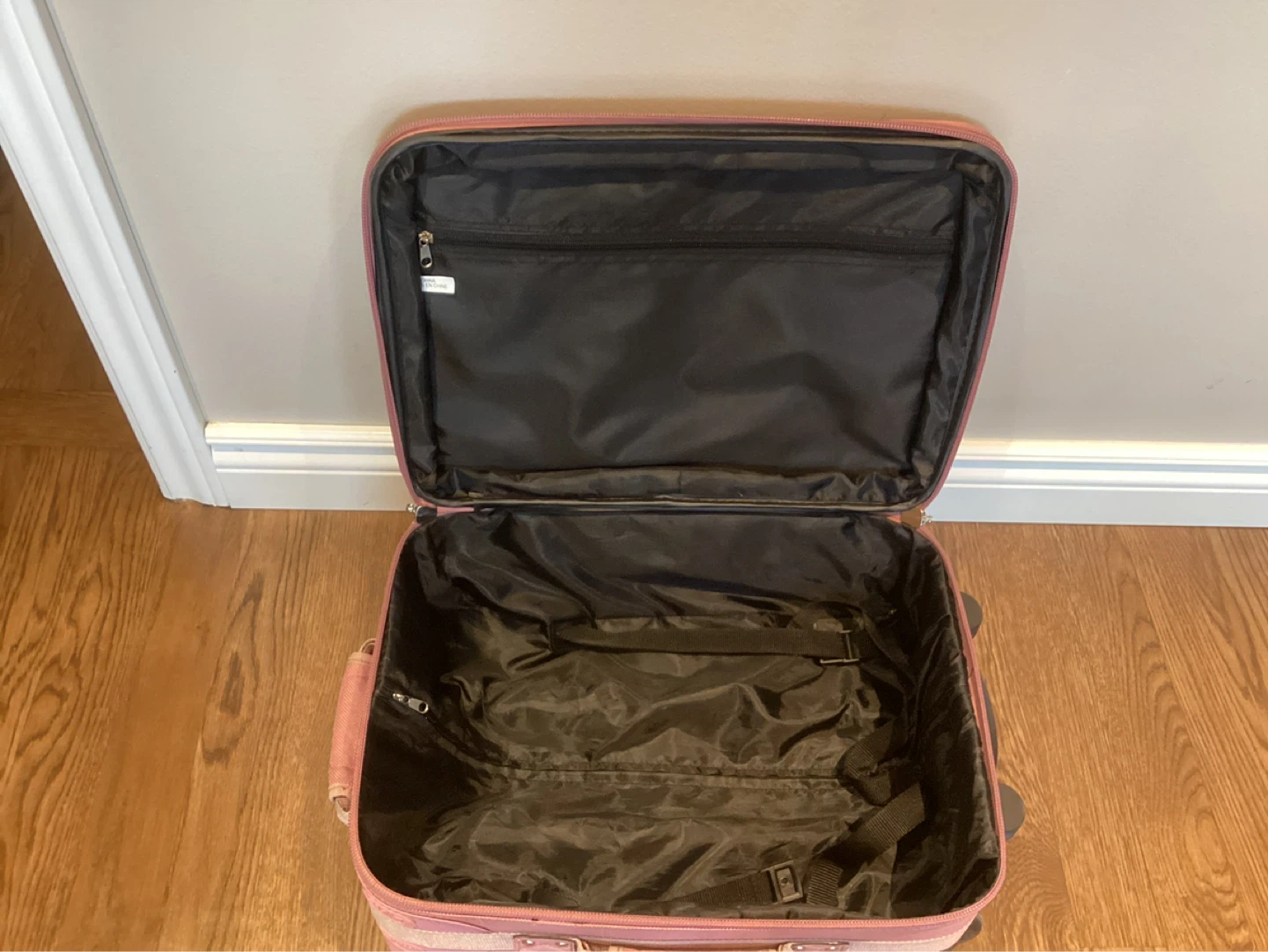 GREAT LIKE NEW 19.5” TALL CARRY ON SIZE SUITCASE (SEE LISTING) - photo 5