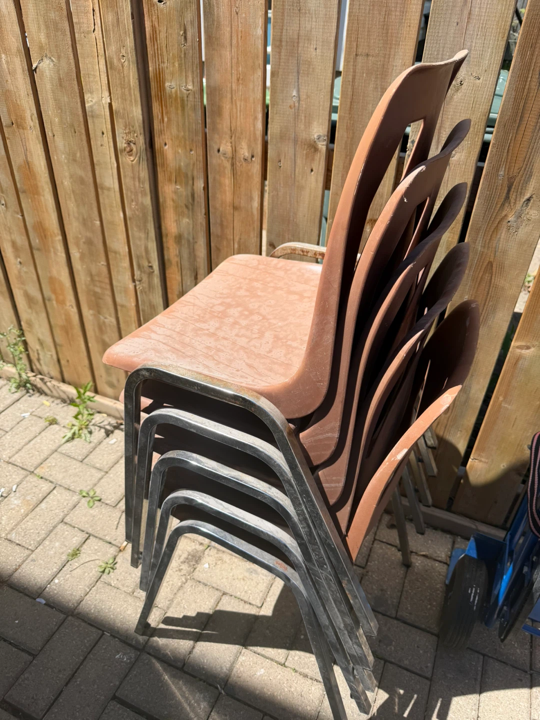 Set of 5 Stacking Chairs- all for 20$ - photo 3