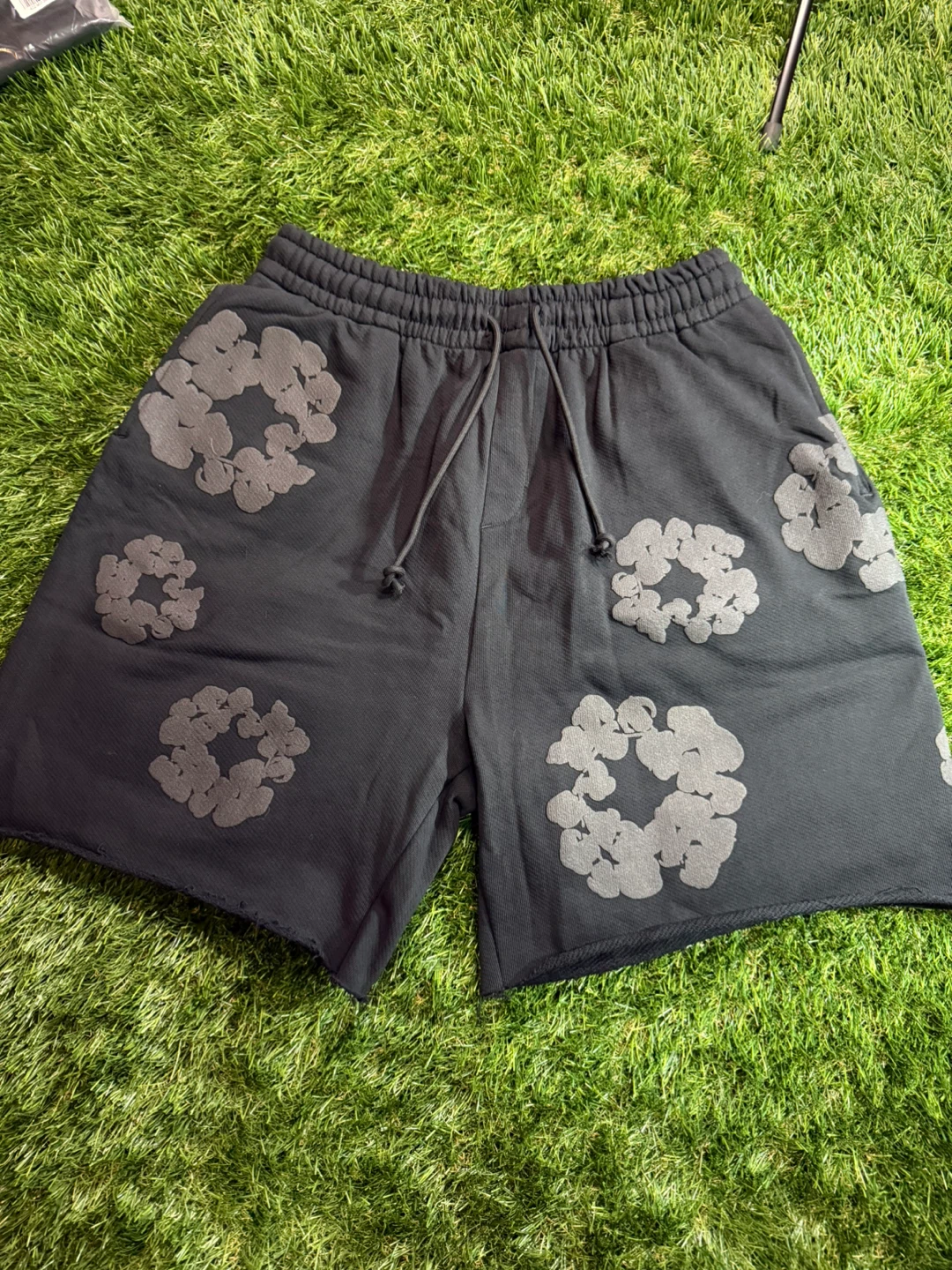 DENIM TEARS Cotton Wreath Shorts - Black, Size M