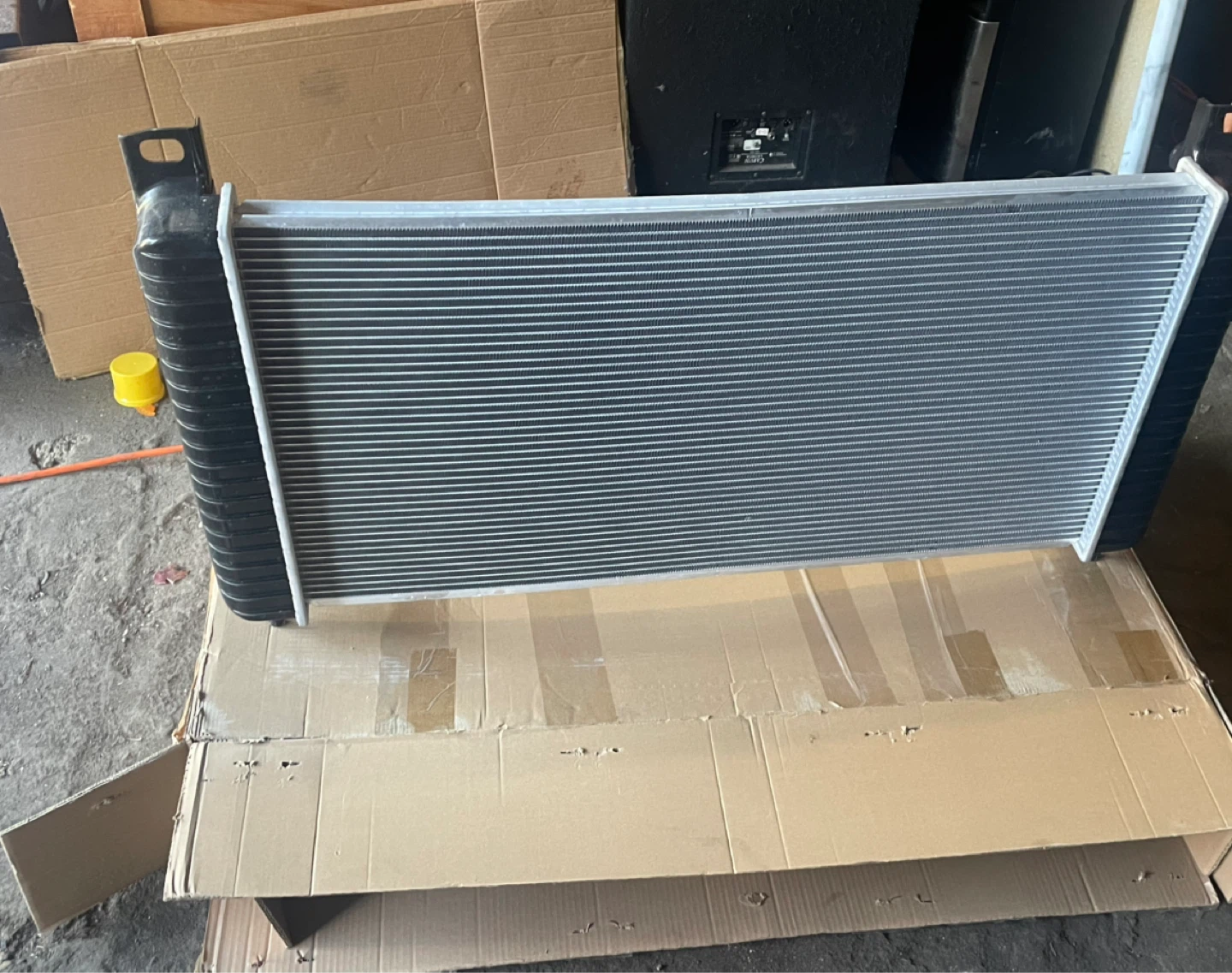 Cadillac Escalade radiator - photo 3