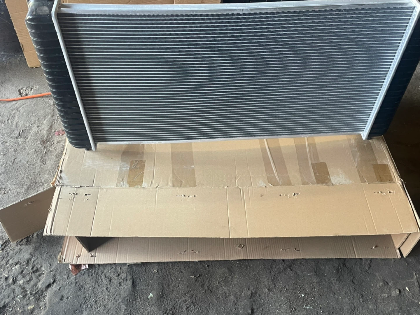 Cadillac Escalade radiator - photo 4