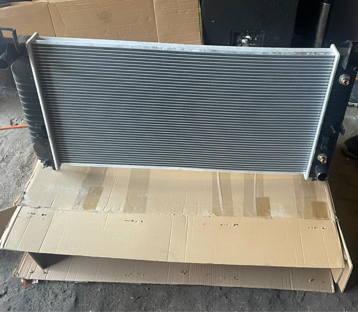 Cadillac Escalade radiator - photo 2