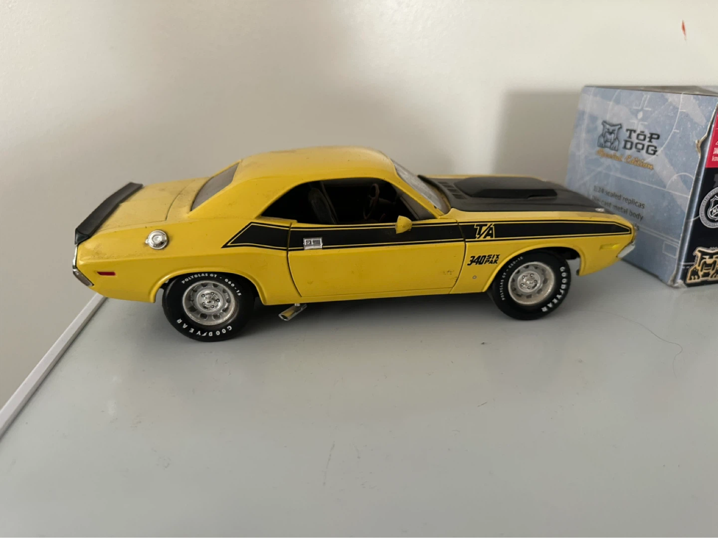 Diecast. Dodge Challenger. ERTL.  1/18 th scale