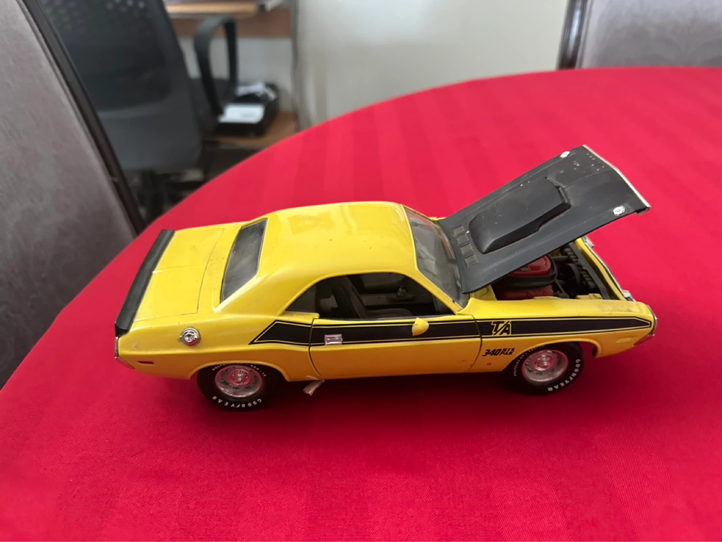 Diecast. Dodge Challenger. ERTL.  1/18 th scale - photo 4