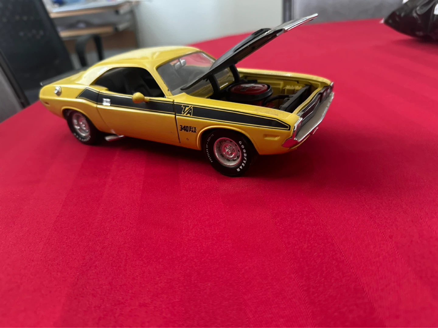 Diecast. Dodge Challenger. ERTL.  1/18 th scale - photo 5