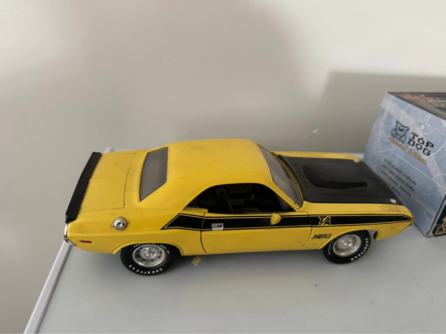 Diecast. Dodge Challenger. ERTL.  1/18 th scale - photo 2