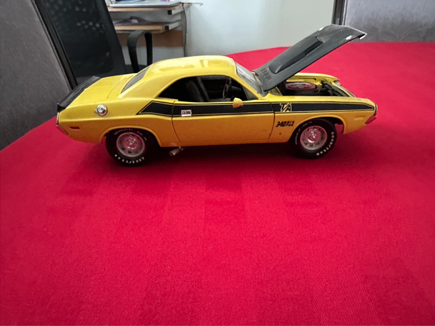 Diecast. Dodge Challenger. ERTL.  1/18 th scale - photo 3