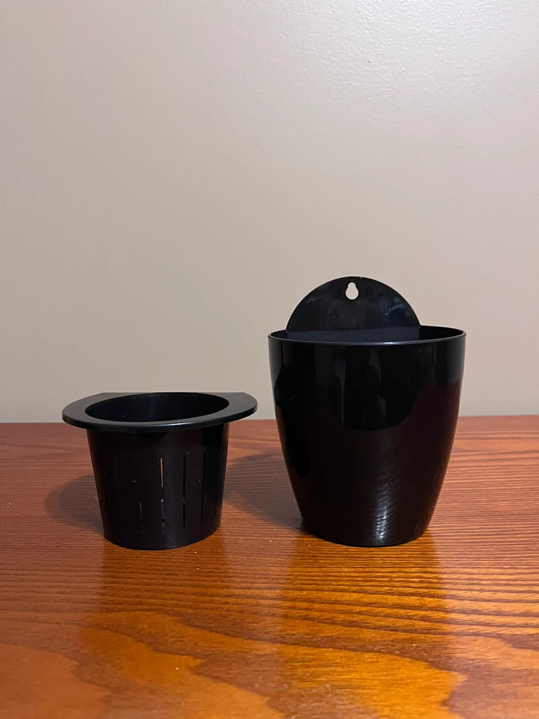 SELF WATERING DURABLE PLASTIC POTS (Read description) - photo 3