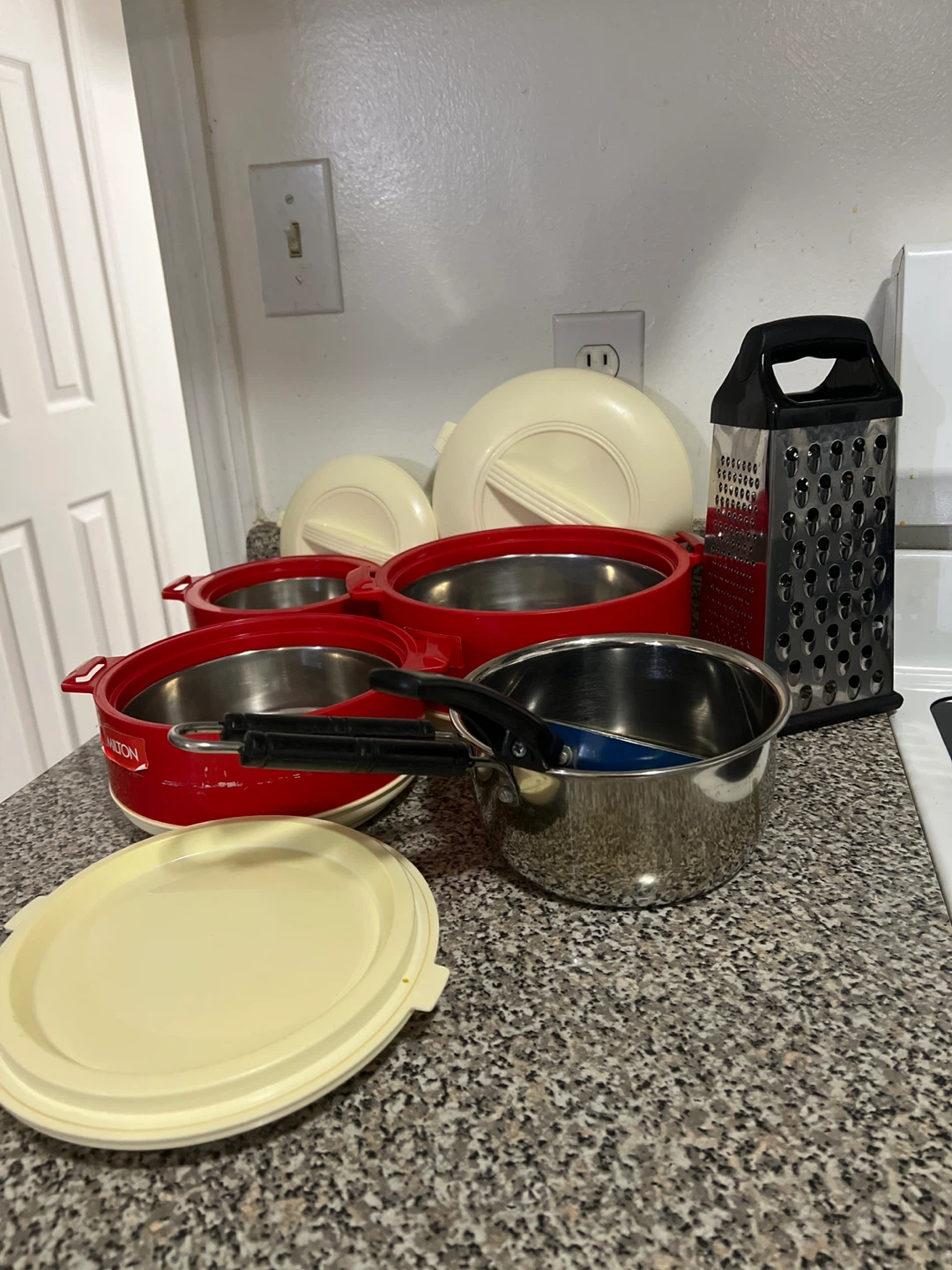 Milton Casserole Dish Set and Grater - photo 4