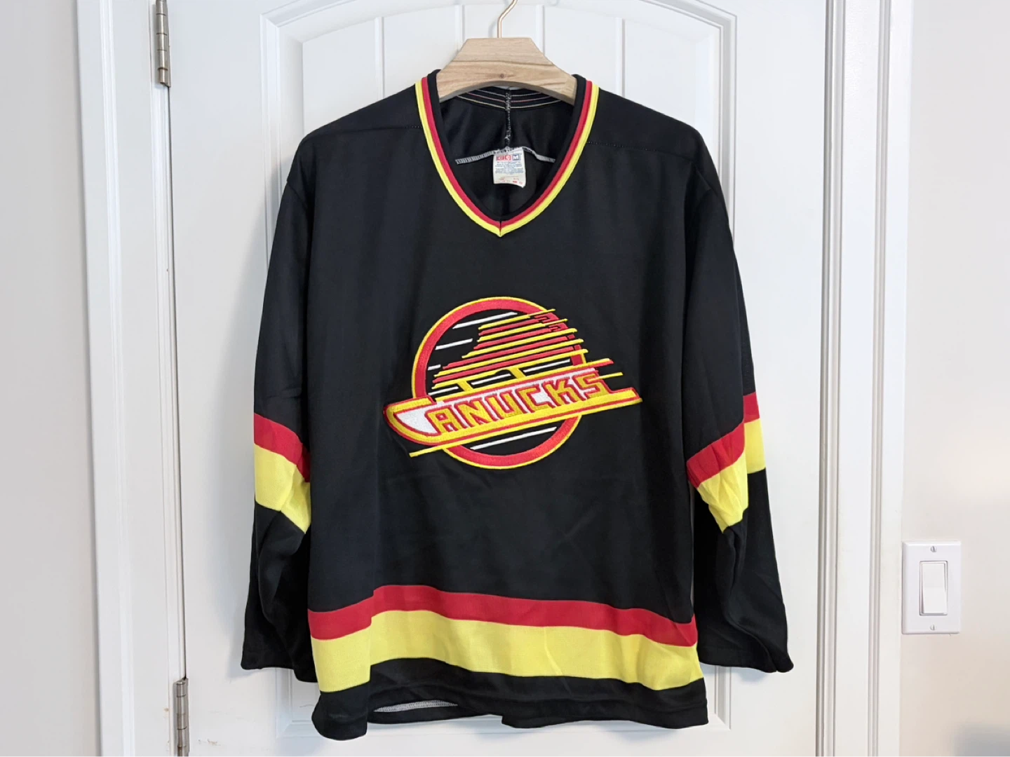 Authentic Vintage CCM Vancouver Canucks Black Skate Jersey Large