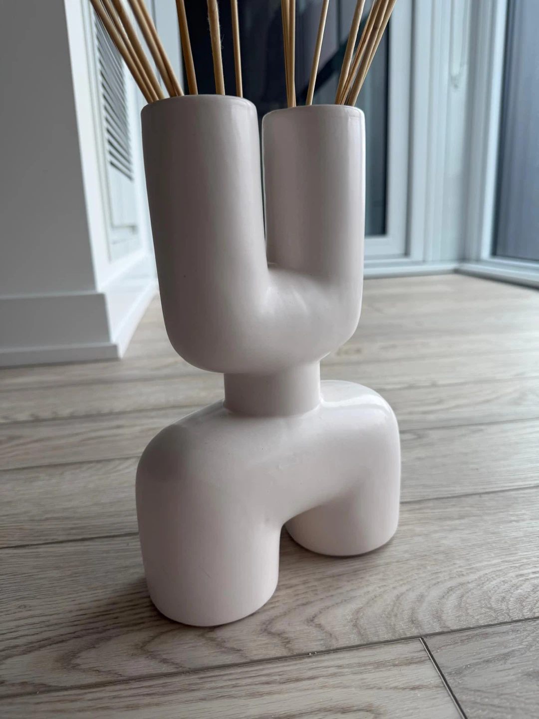 Sculptural White Ceramic Vase with Pampas Grass - photo 2