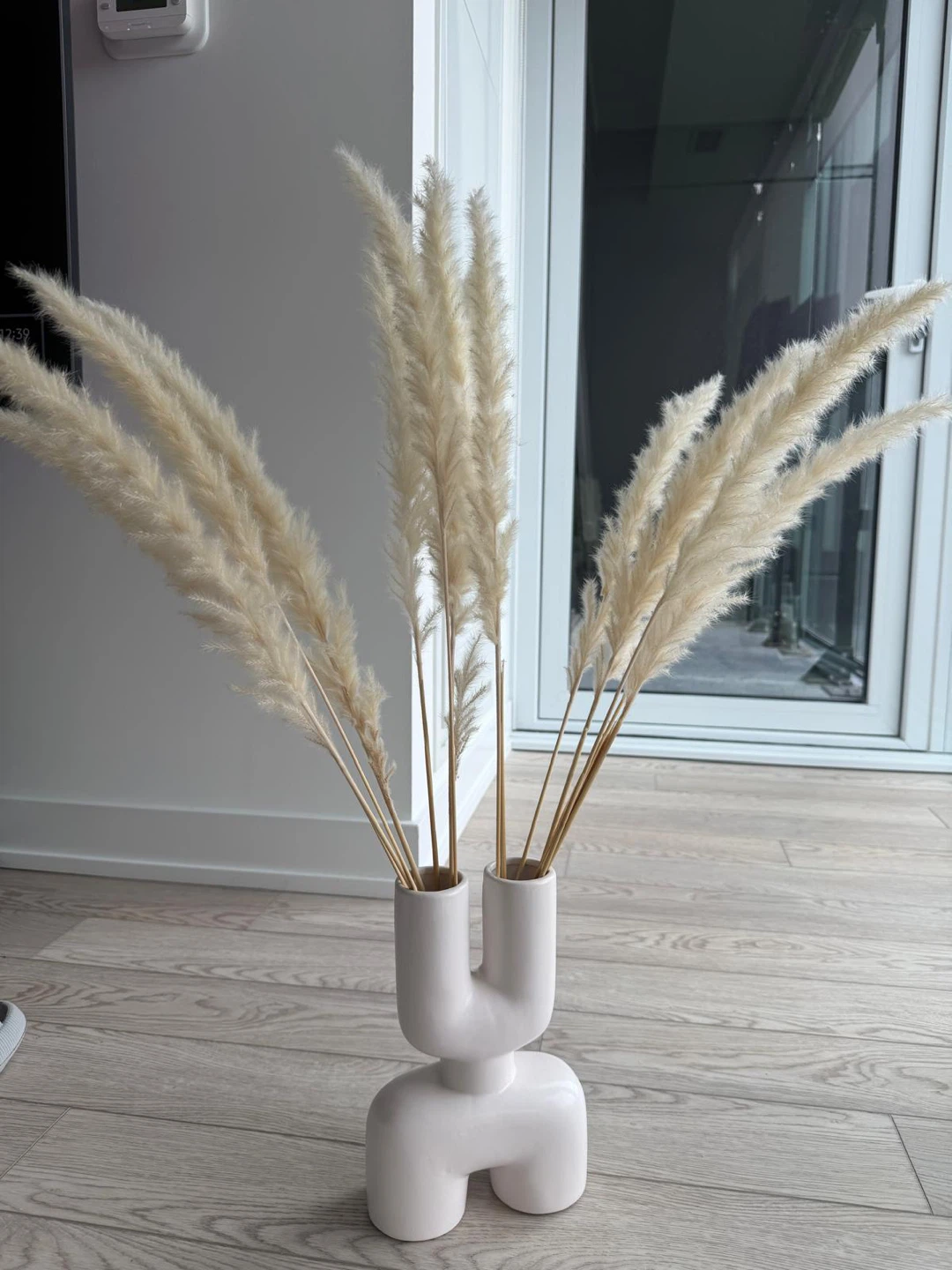 Sculptural White Ceramic Vase with Pampas Grass - photo 3