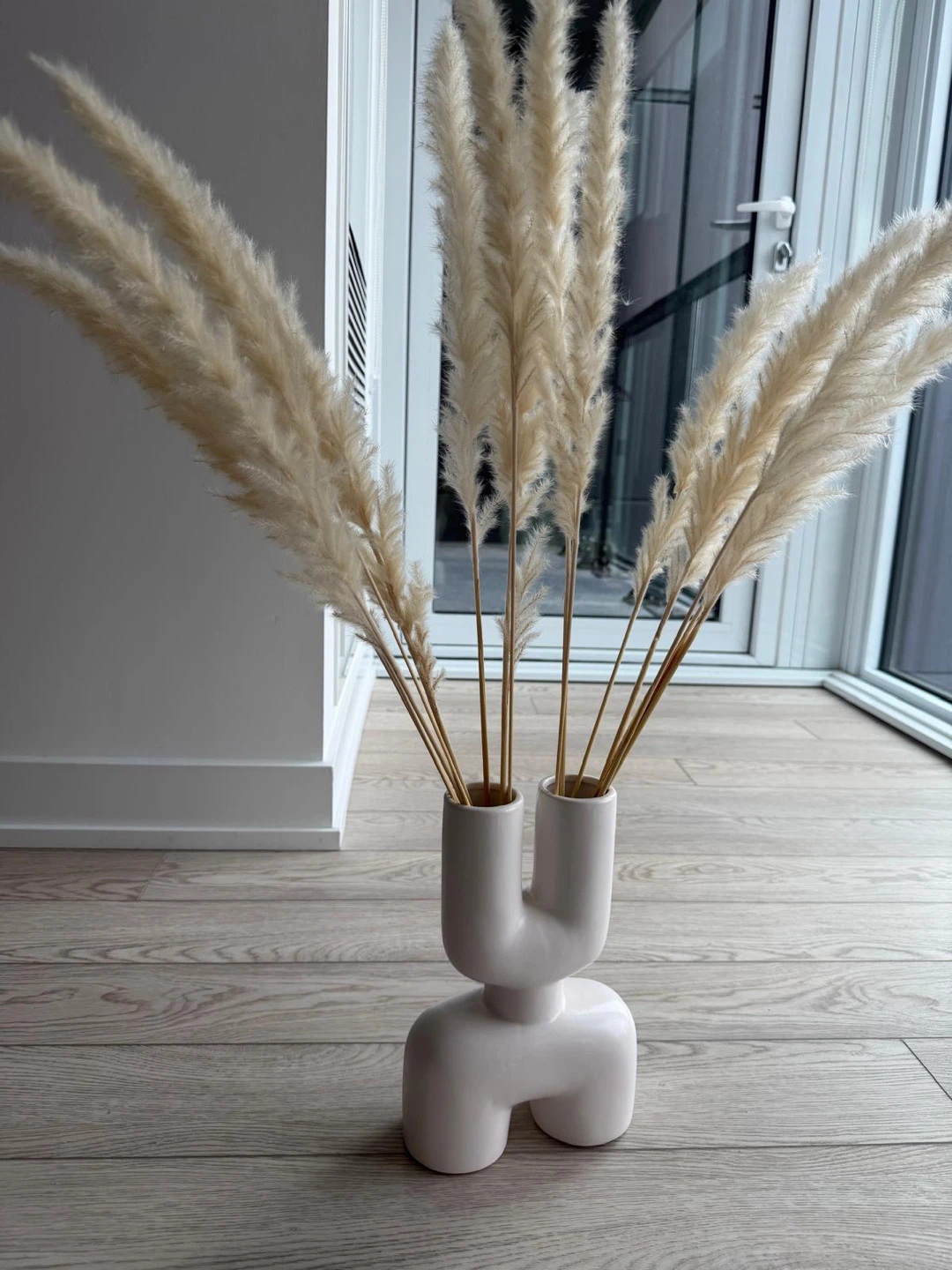Sculptural White Ceramic Vase with Pampas Grass - photo 4