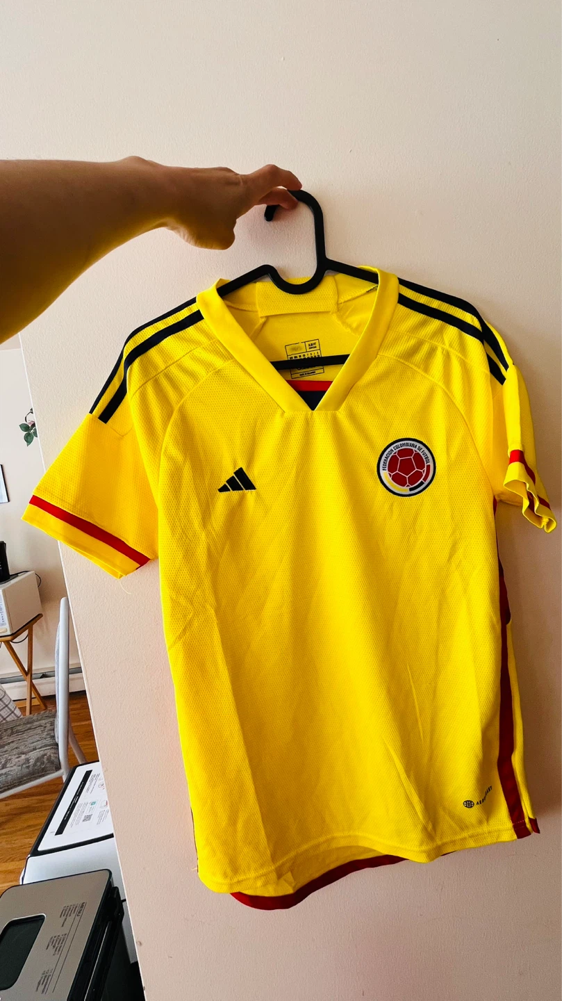 🇨🇴 Colombia Soccer Jersey – Size S (Slim Fit)