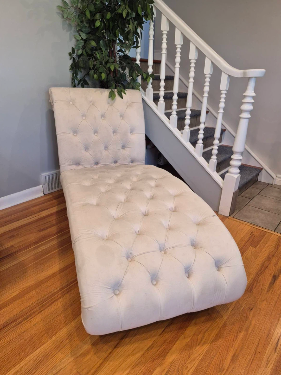 Cream Tufted Chaise Lounge - photo 3