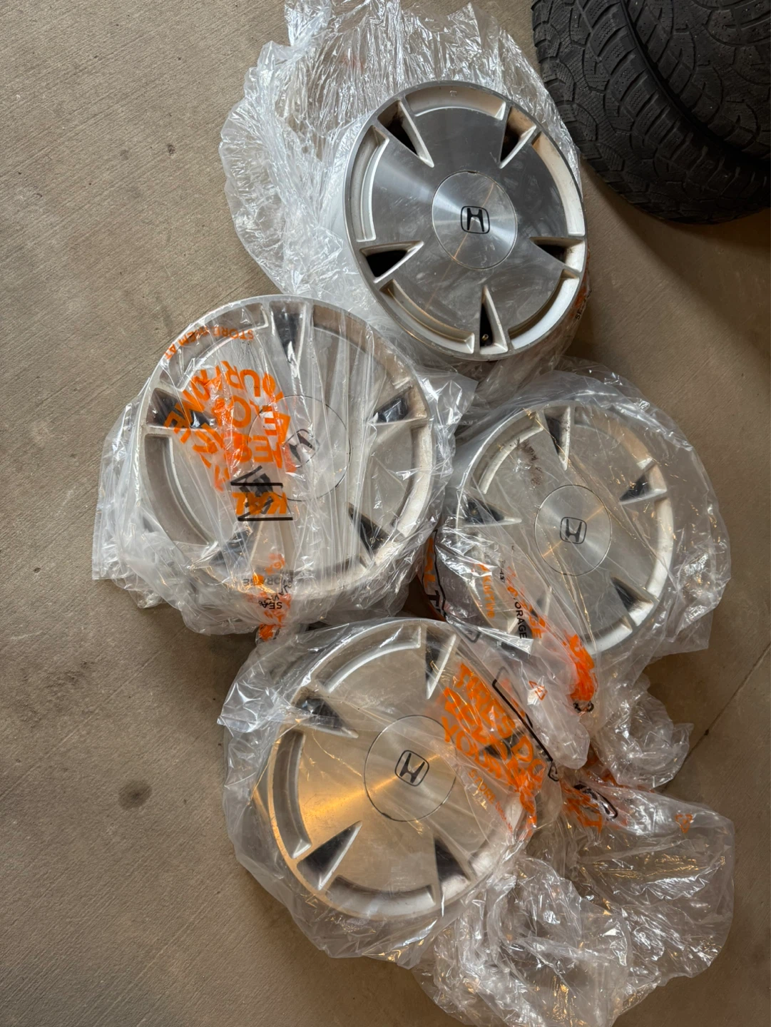 Set of 4 Honda Hubcaps - photo 2