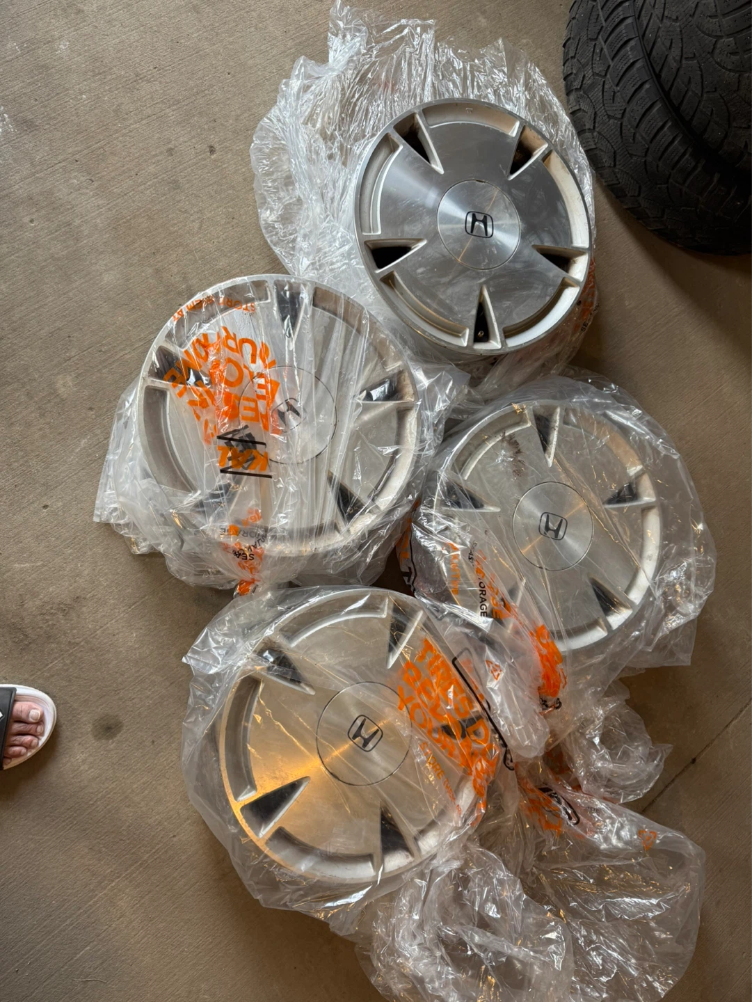 Set of 4 Honda Hubcaps - photo 3