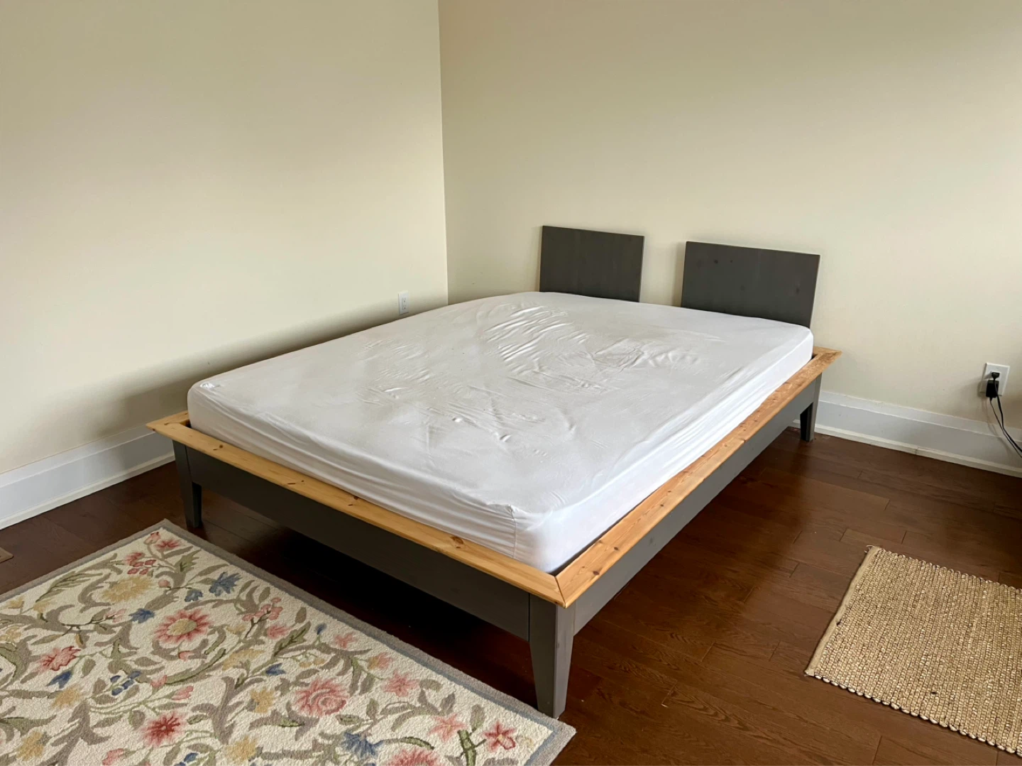 URGENT - Queen Size Wooden Bed With Mattress - photo 2
