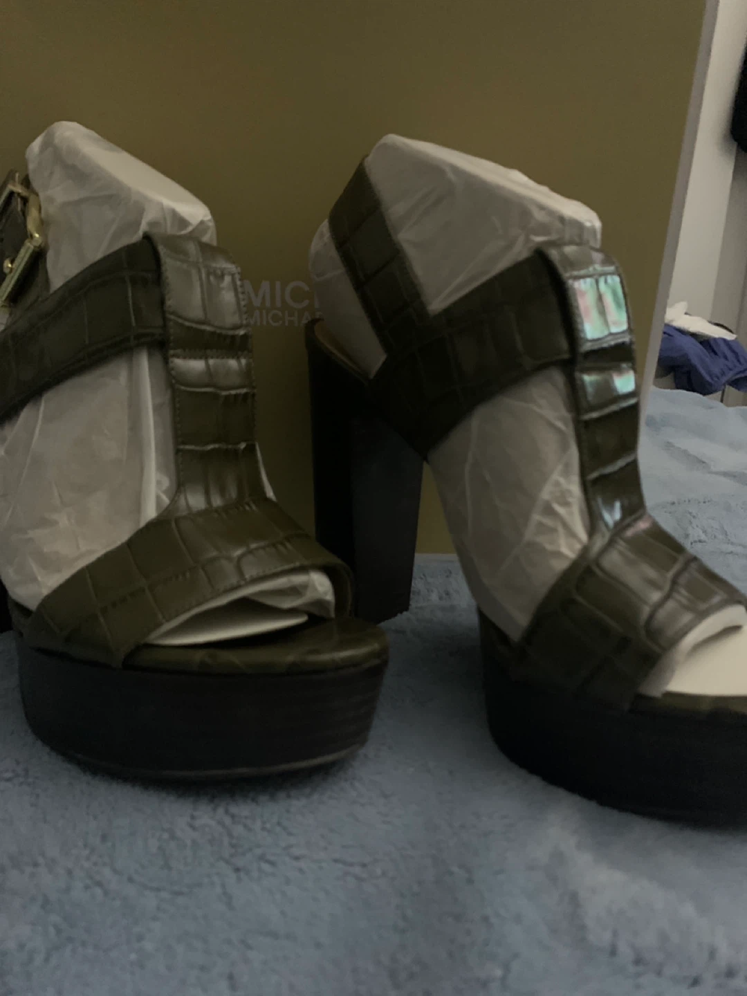 Michael Kors Olive Croc Embossed Platform Heels - Size 8M - photo 3