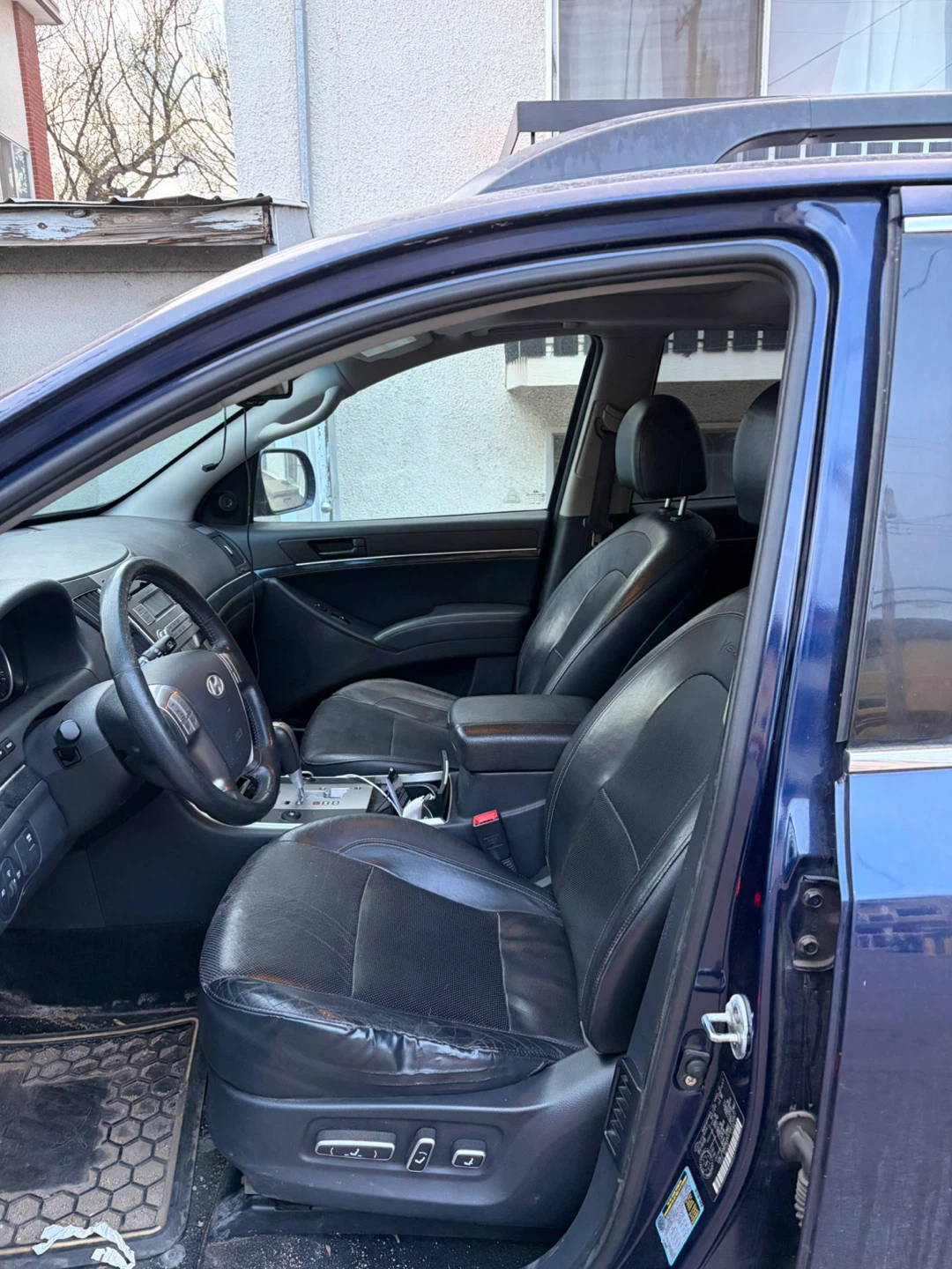 Blue Hyundai Veracruz SUV - photo 3