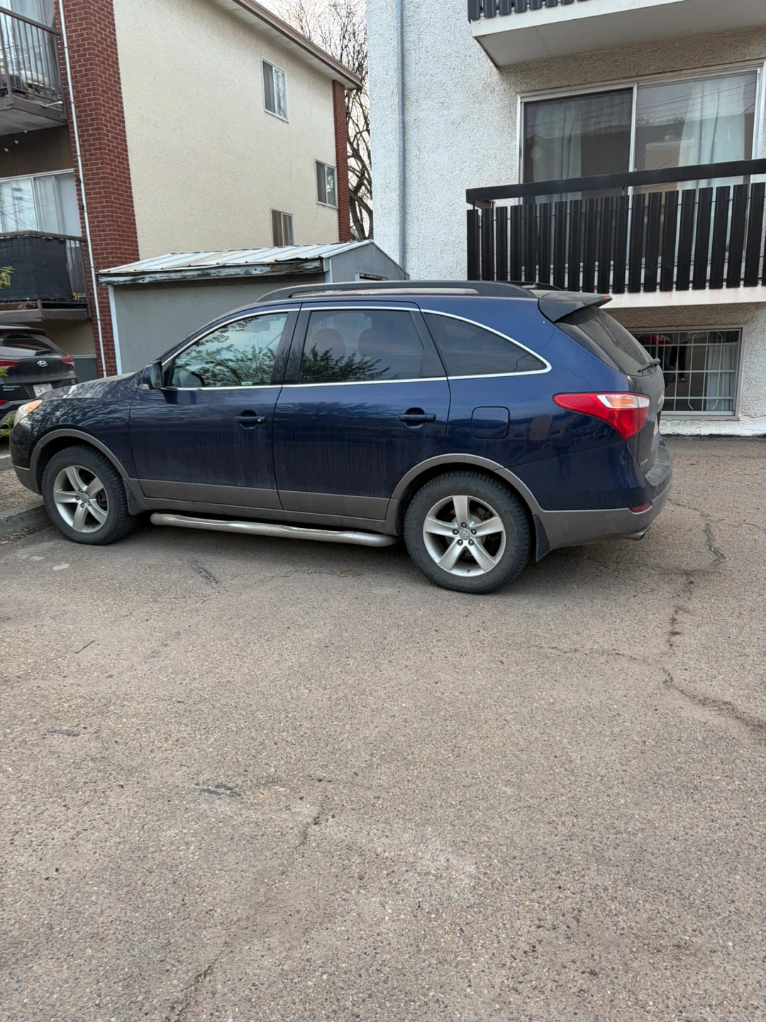 Blue Hyundai Veracruz SUV - photo 2