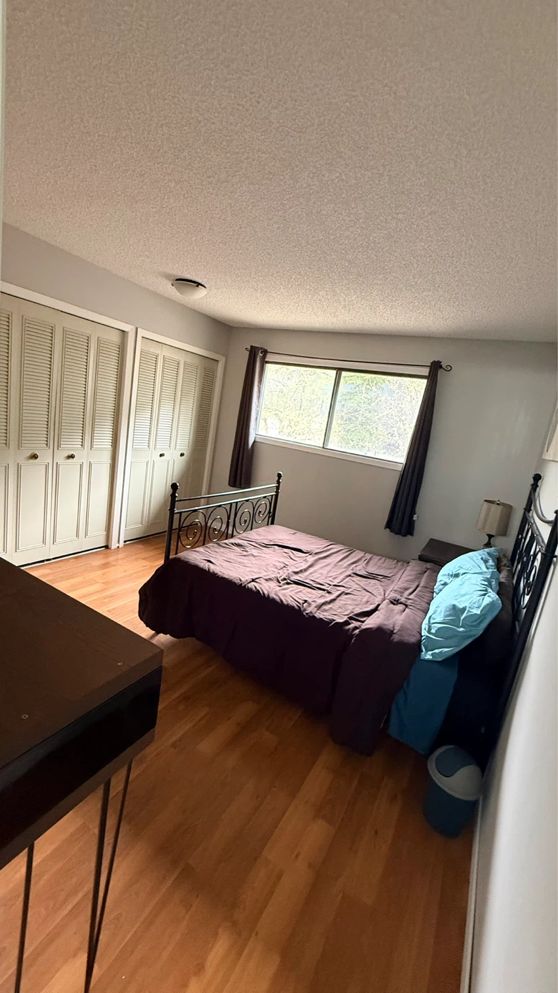 Bedroom for Rent City of Airdrie Downtown - photo 2