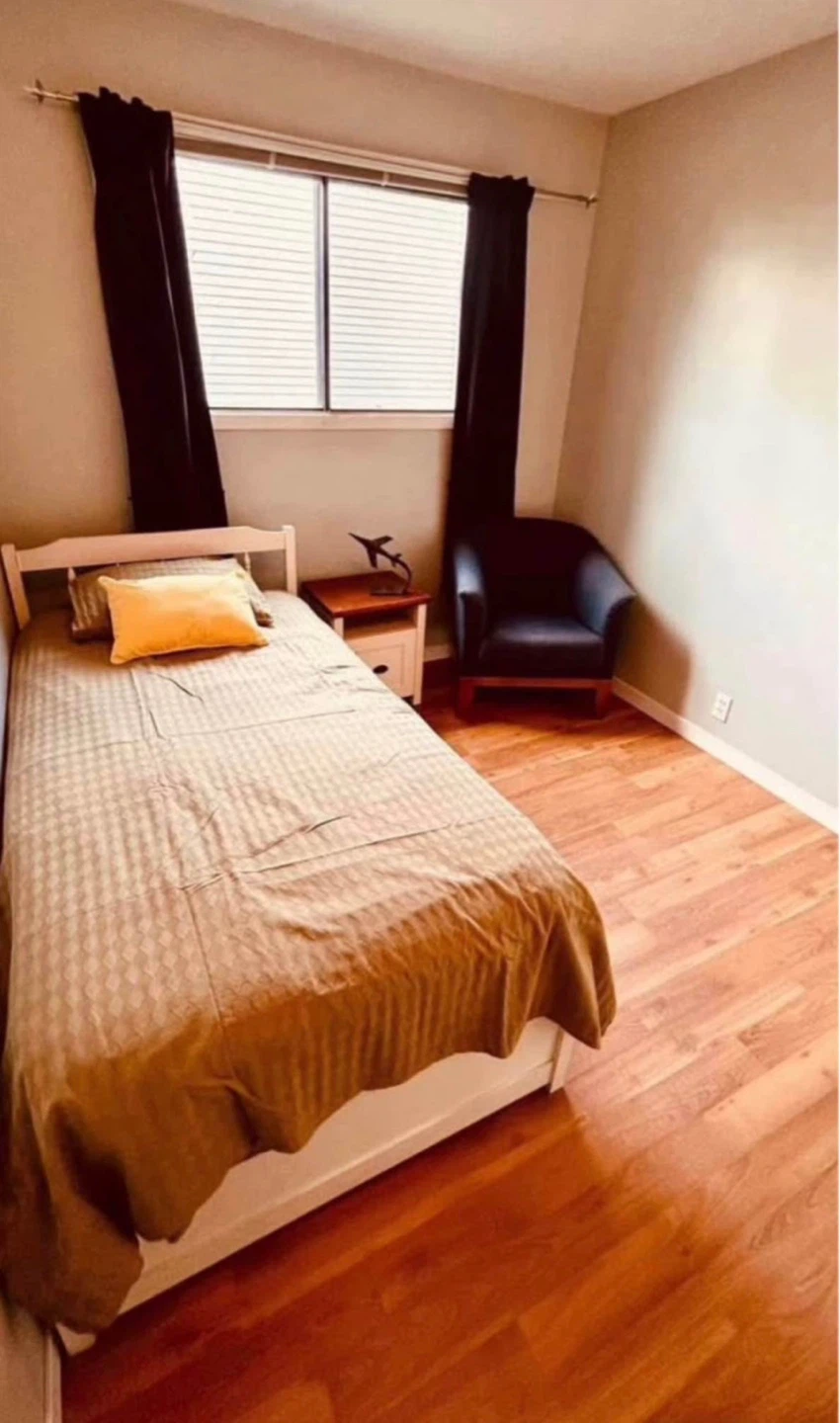 Bedroom for Rent City Airdrie Downtown - photo 2