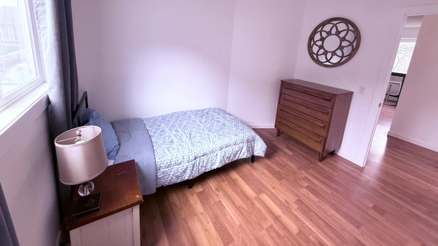 Bedroom for Rent City of Airdrie Downtown - photo 2