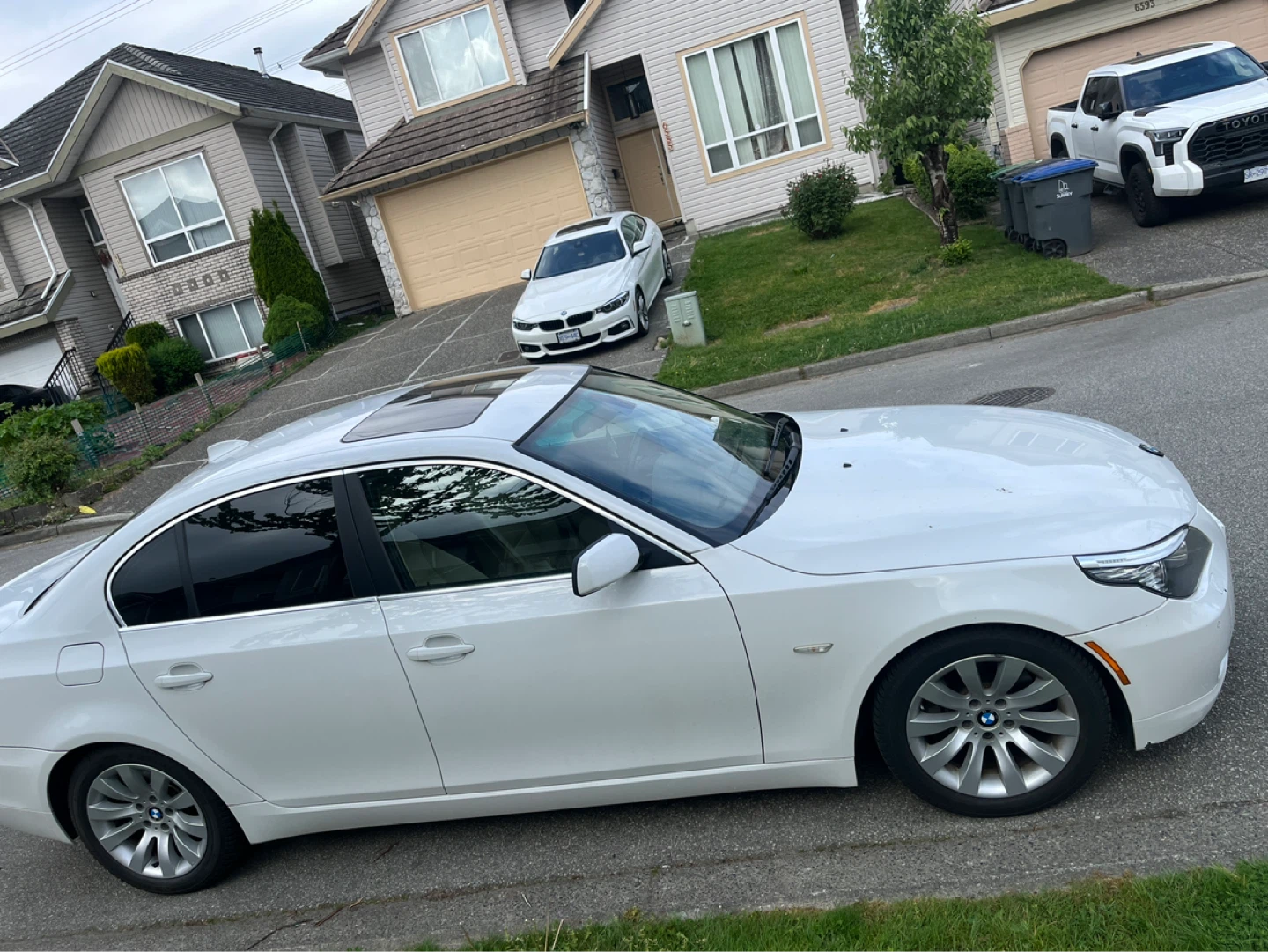 White BMW 5 Series Sedan - photo 3