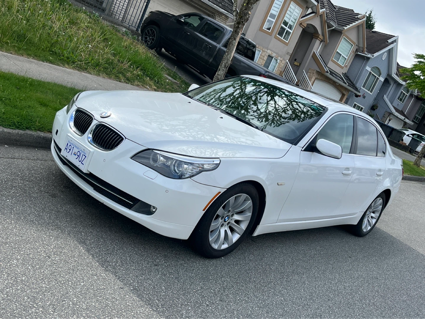 White BMW 5 Series Sedan - photo 2