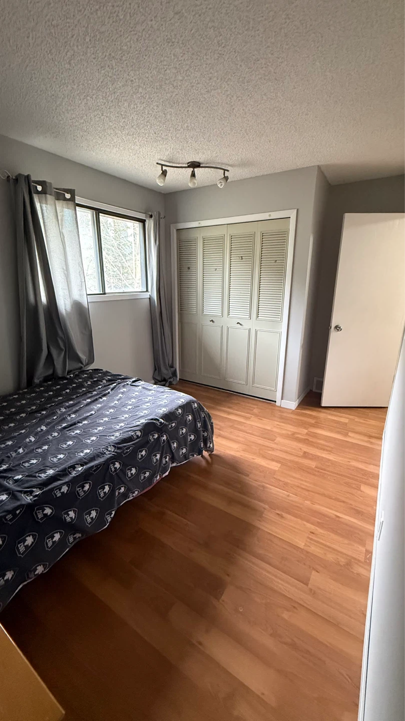 Bedroom for Rent City Airdrie Downtown - photo 2