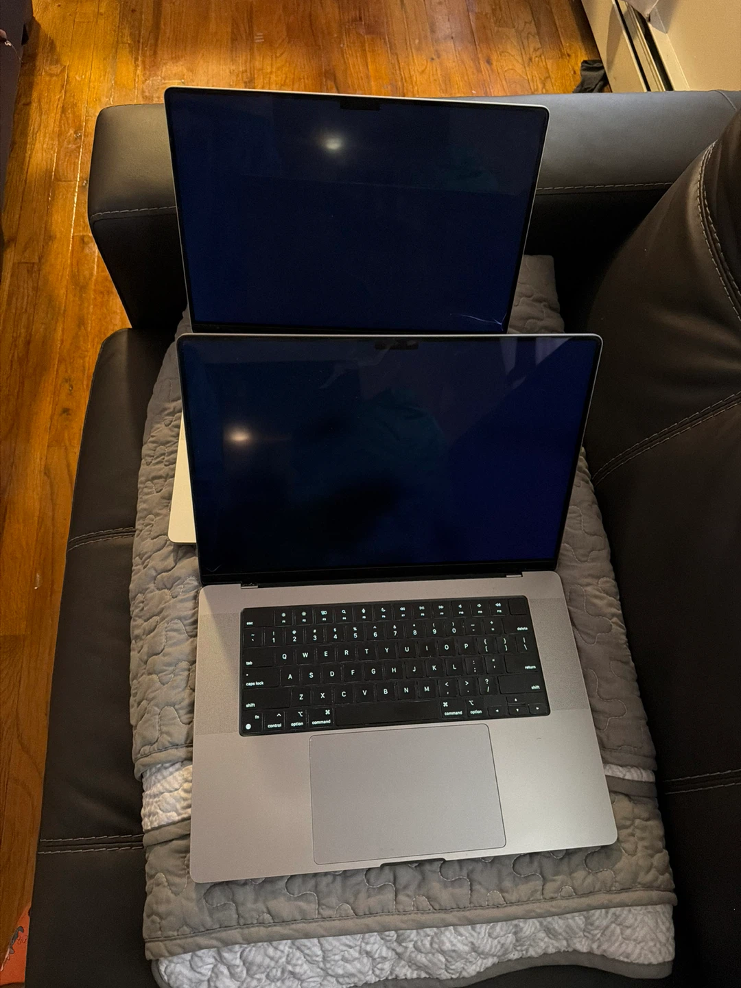 Apple MacBook Pro 16 inch M1 16gb ram 512 ssd