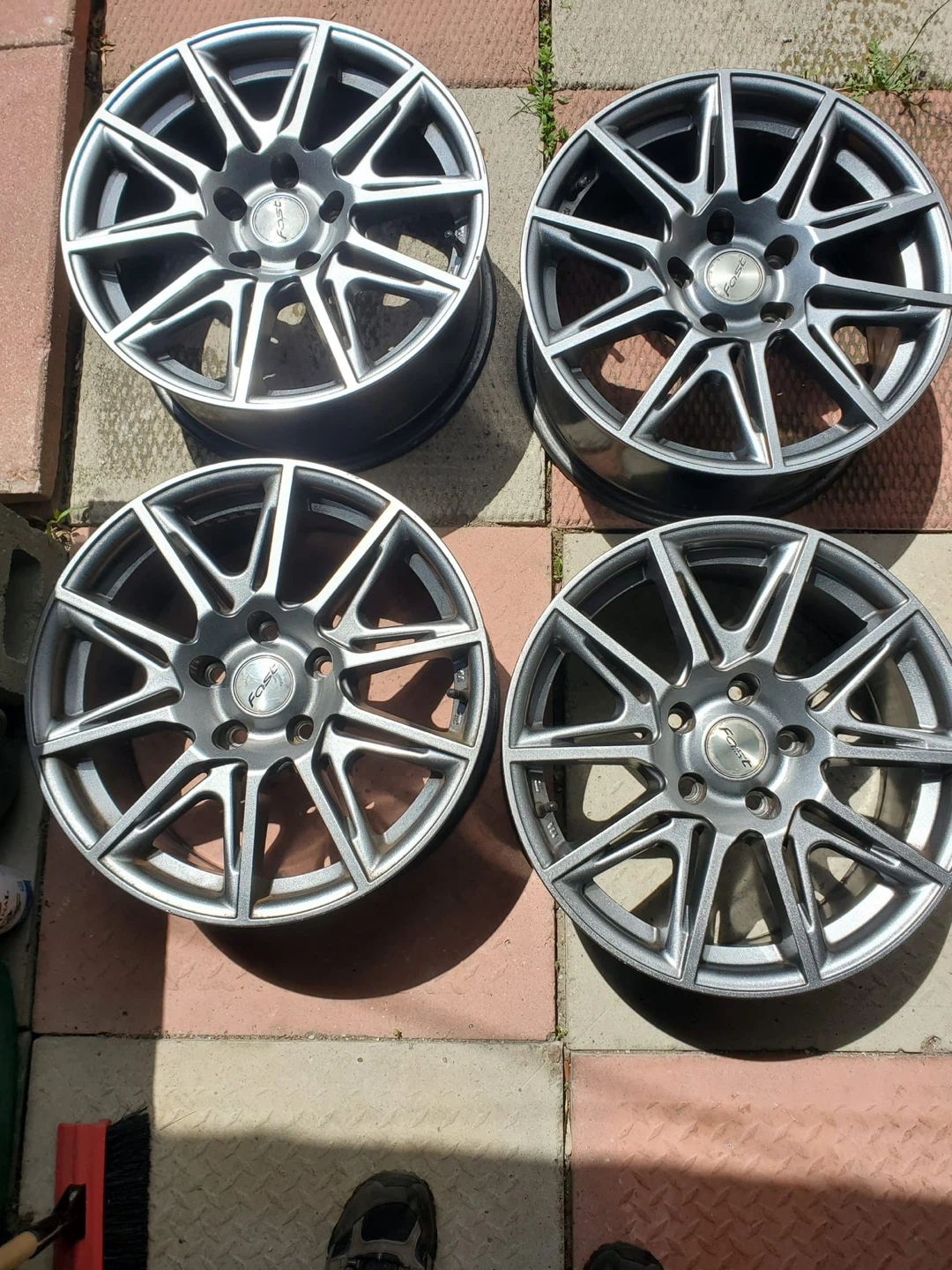 17" rims with nuts fits Gmc
