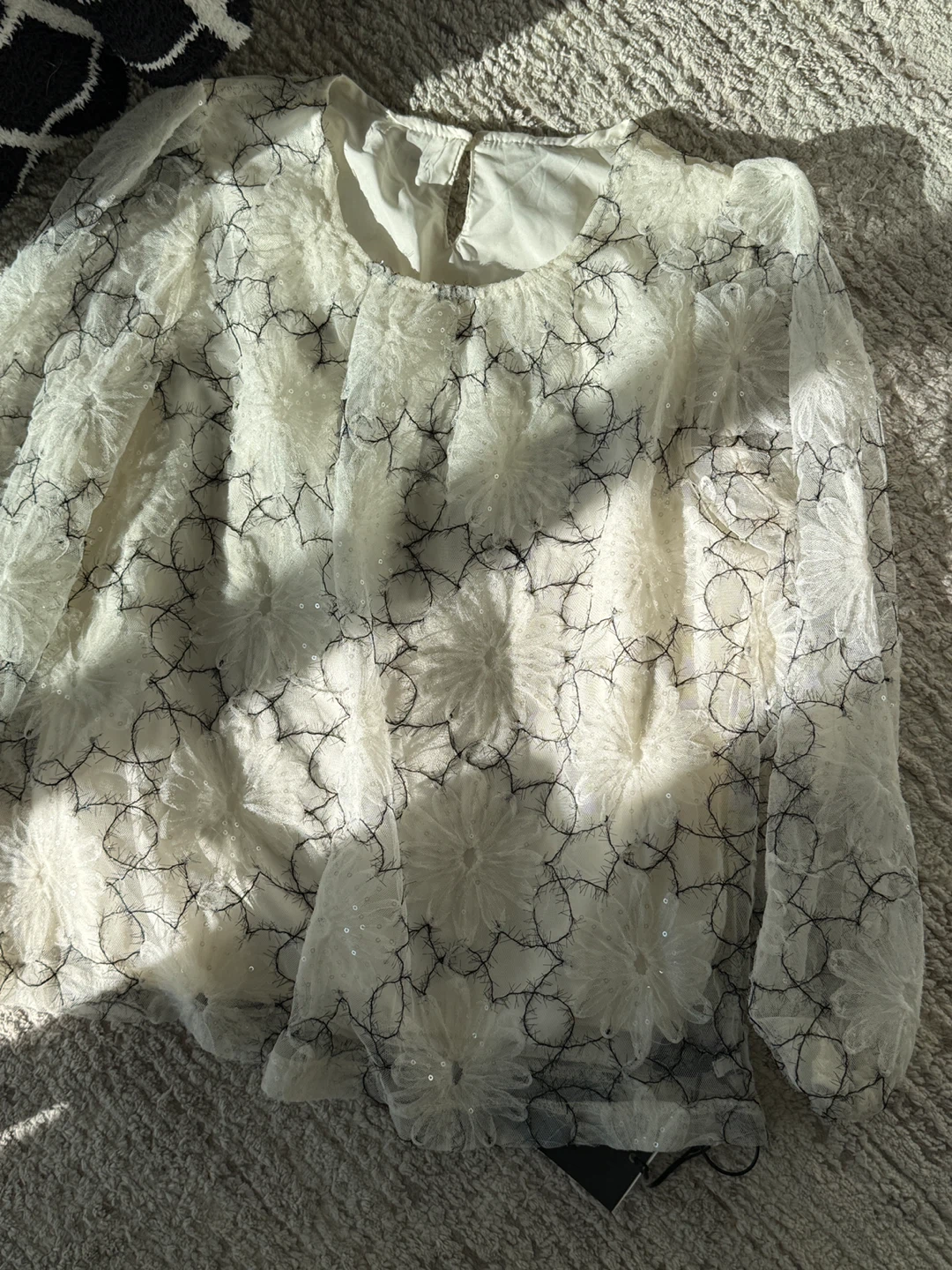 Beautiful White Embroidered Sheer Blouse Size M - photo 4