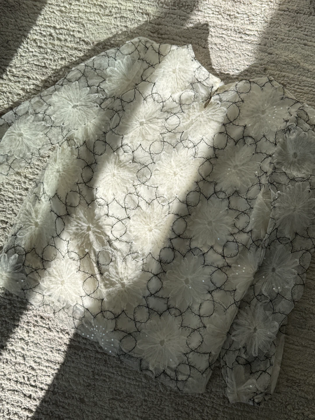 Beautiful White Embroidered Sheer Blouse Size M - photo 5