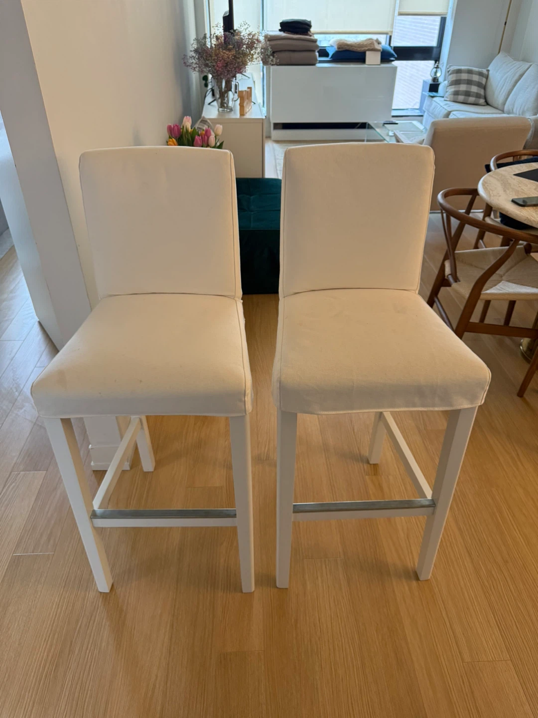 Set of 2 White Upholstered Bar Stools