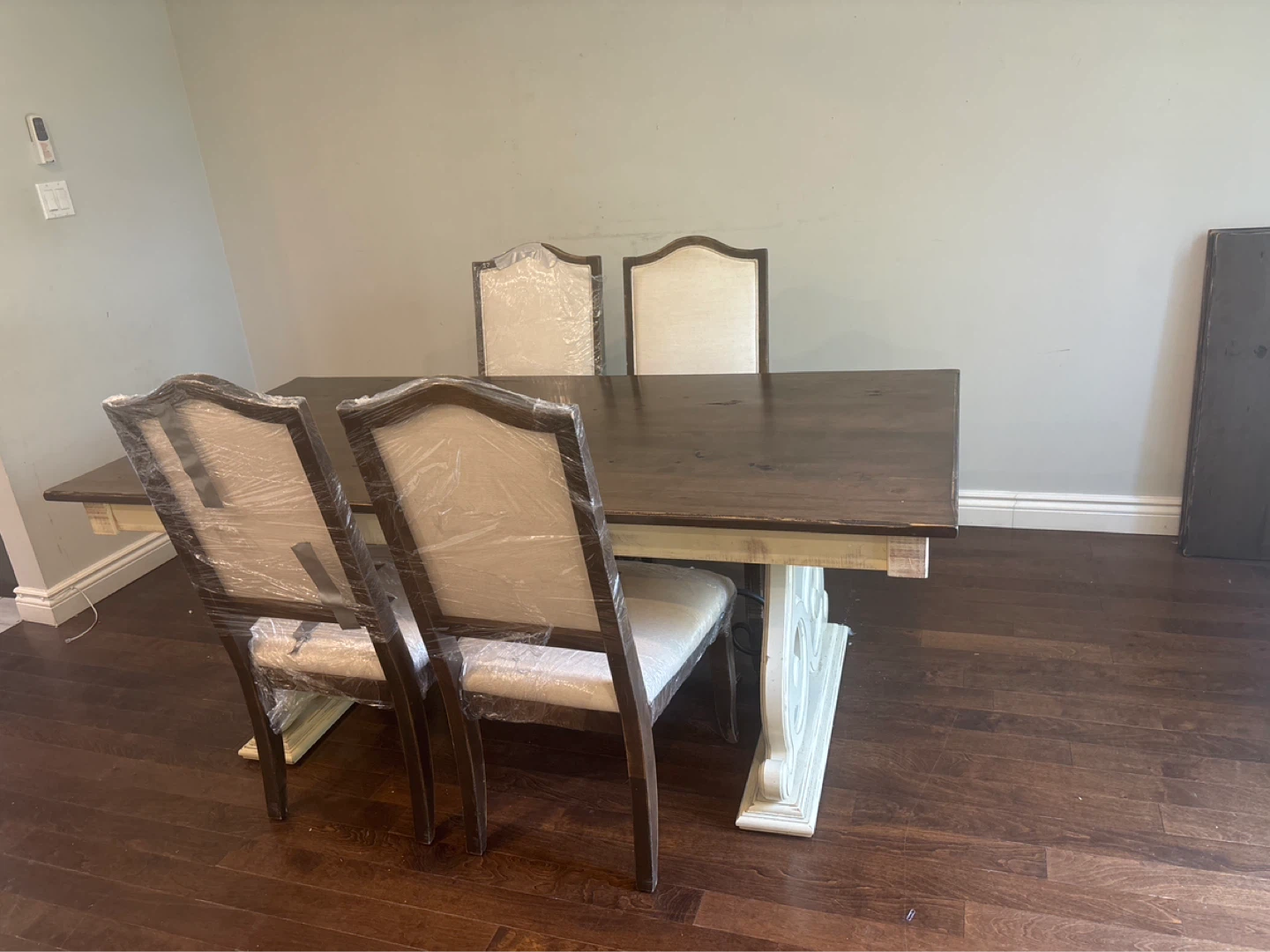MUST GO ( moving sale )Extendable Dining Table with 4 Chairs - photo 2